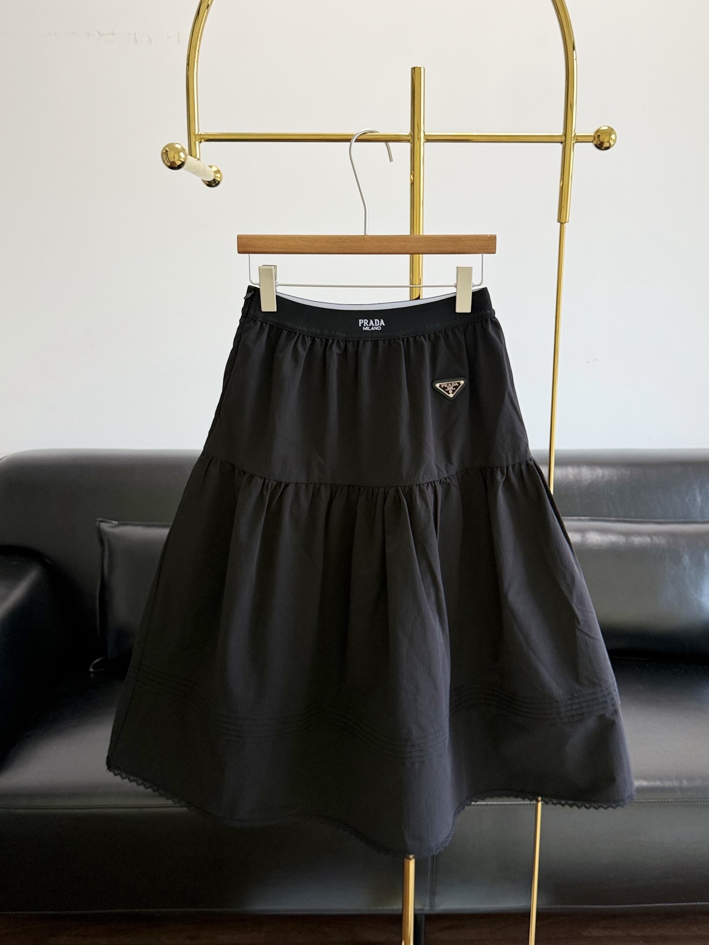 NO:892006,——Prada Prada’s same 2026 spring and summer logo skirt is made of fabric!  Lightweight fabric + layered design, the wavy edge of the skirt is super detailed and elasticated at the waist, which is comfortable and flattering. The triangle logo on the front is low-key and luxurious, making it highly recognizable!  It can be easily used for daily commuting and leisure. Pair it with a simple top or separate items from the same brand, and it will instantly make you feel fashionable~ Size SML, prada, prada, skirts,19860909——Prada 普拉达同款2026春夏 徽标半裙 采用面料！轻薄面料+层叠设计,裙摆波浪边超有细节感腰部松紧,舒适又显身材, 正面三角Logo低调奢华,辨识度满分！日常通勤、休闲都能轻松驾驭,搭配简约上衣或同品牌单品,时髦感直接拉满～ 码数SML,,prada,prada,skirts,,Women's clothing