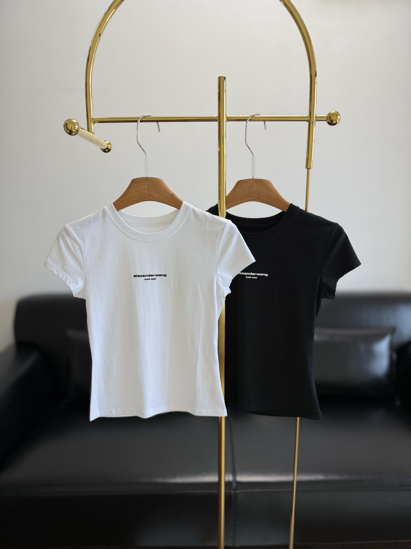 NO:892012,——alexanderwang. The latest short-sleeved T-shirt with letter print for women. It is made of soft pure cotton fabric and is very comfortable to wear. The short version just exposes the waistline, which is very friendly to small people. It is an eye-catching and must-have fashionable item in summer. It is slim but not tight. It covers the flesh and looks slim. Modifies the body and presents the perfect waistline. Just the right length. It does not expose the navel and lengthens the proportion of the lower body. The letter print design on the front is simple and recognizable. A very special shape design. Slim fit.  It is easy to create a lazy or hot girl style. It really welds pure desire and high-end sense on the body. Pair it with low-waist jeans and you can directly complete the American hot girl style. It is a versatile piece of clothing that is always missing in the wardrobe!  Size S.M.L Color black.white,,alexander wang,jeans,T-shirt,tees,t-shirt,19860909——alexanderwang.亚历山大王 最新款女士字母印花短袖T恤 软乎乎的纯棉面料,贴身穿巨舒服 短款版型刚好露出腰线,对小个子超友好 夏季吸睛必备时髦单品 修身但不紧身 遮肉显瘦 修饰身材 呈现完美腰线轮廓 恰到好处的长度 不露肚脐拉长下身比例 正面字母印花设计 简约又有辨识度 很特别的造型设计哦 修身剪裁 轻松打造慵懒或辣妹风 真的把纯欲和高级感焊在身上了 配个低腰牛仔裤,美式辣妹风直接拉满 属于是衣柜里永远缺一件的百搭神衣！ 码数S.M.L 颜色黑色.白色,,alexander wang,jeans,T-shirt,tees，t-shirt,,Women's clothing
