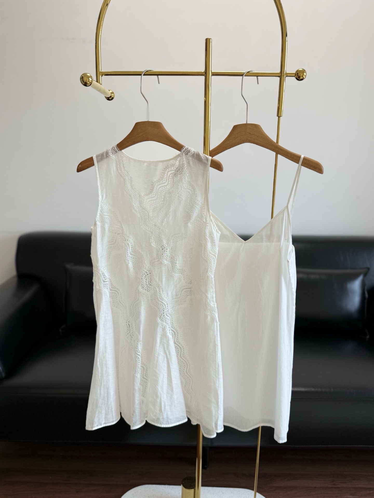 NO:892022,——SANDRO2026 new summer women's French white V-neck wavy embroidery pattern sleeveless dress. The V-neck lace spreads along the curve, and the raw edge texture brings a relaxed sense of pure lust. The sleeveless tailoring makes the shoulder line slim and beautiful. The diagonal wavy lace splicing is so ingenious. The micro-texture fabric is light and breathable, and it is made of lyocell linen fabric!  Solid fabric: Breathable skin-friendly fabric + pure cotton lining, anti-permeable and light-exposed, long-lasting wear in summer without sweating. The key is not to pierce the flesh. It is super safe to wear close to the skin! The A-line skirt hides the flesh and shows the length of the legs. Carrying a chain bag, the Korean style gentle heroine has a visual sense. It is great for dates or afternoon tea~ It is like rubbing the summer wind into the gentleness. When you put it on, you will feel the cool white moonlight with its own fairy spirit. Size s-xl,,skirts,19860909——SANDRO2026夏季新款女装法式白色V领波浪形刺绣图案无袖连衣裙 V领蕾丝顺着曲线蔓延,毛边肌理自带松弛的纯欲感,无袖剪裁衬得肩线清瘦又好看, 斜向波浪蕾丝拼接太有巧思,微透肌理面料轻盈透气, 采用莱赛尔亚麻面料！面料扎实:透气亲肤面料+纯棉内衬,防透防走光,夏日久穿不闷汗 关键是不扎肉 贴肤穿超安心! A字短裙摆藏肉显腿长,随手拎个链条包,韩系温柔女主即视感,约会/下午茶穿都巨出片~ 像把夏日的风都揉进了温柔里 穿上就是自带仙气的清冷白月光. 码数s-xl,,skirts,,Women's clothing