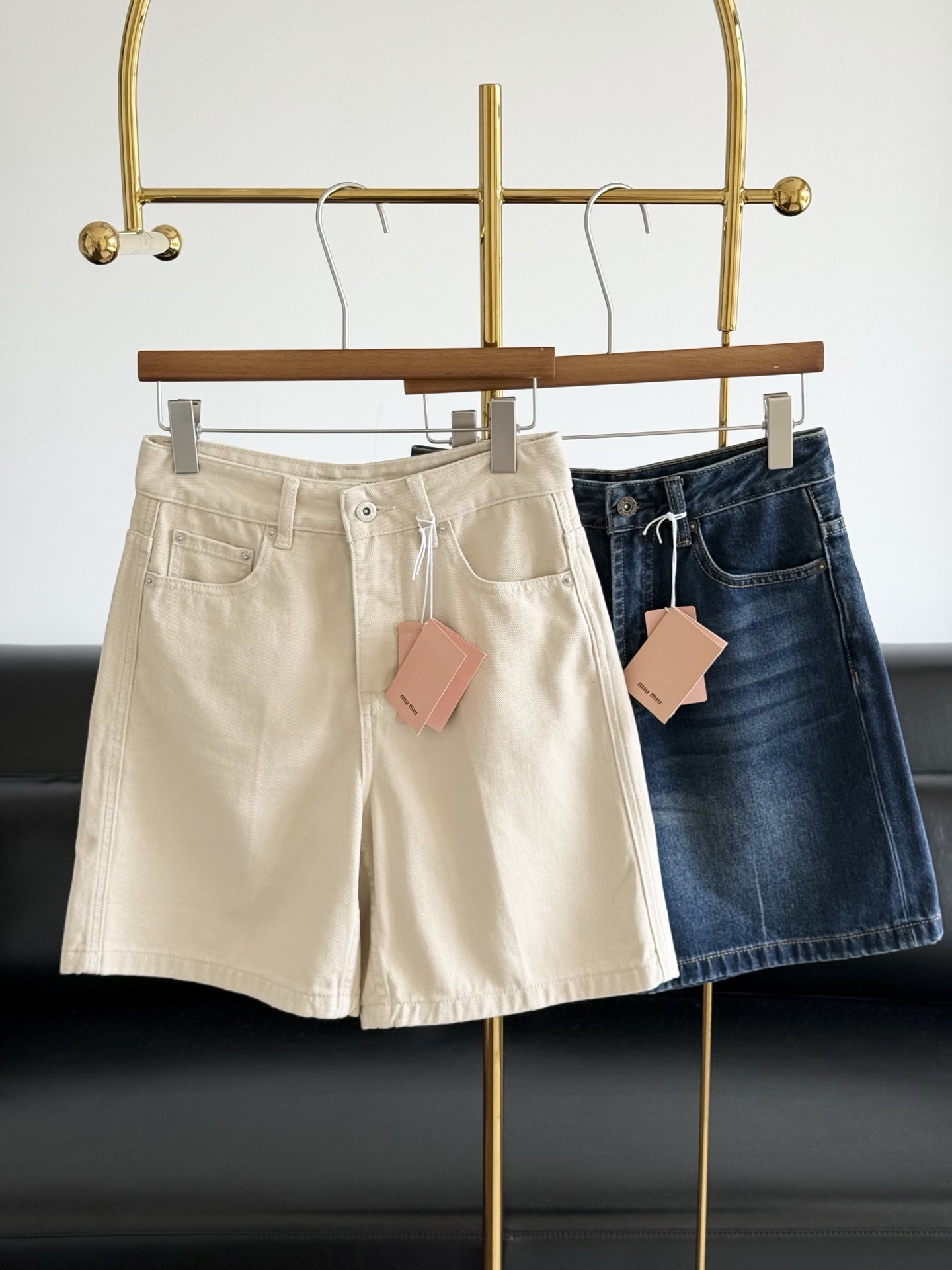 NO:892603,——miumiu's new letter-embroidered denim shorts are a must-have collection for those with a lazy style and are long-term wearers. Fashionable and easy-to-wear denim shorts are really YONG's timeless item. They are made of pure cotton fabric, with clear texture, soft yet crisp texture. NAI is durable and easy to care for. It is moisture-absorbent and breathable for daily wear. It is skin-friendly and comfortable as soon as you get it!  !  Outstanding quality!  !  The letter logo on the back hip is embellished on the pocket to highlight the fashionable style. The high-waist design highlights the slender waistline and optimizes the waist-to-hip ratio. The loose trousers are comfortable and comfortable to wear. The upper body covers the crotch and makes you look slimmer. It is easy to wear with good proportions. It looks good with any outfit~♀ Size 25-30 apricot blue,,miumiu,shorts,19860909——miumiu 新款字母刺绣牛仔五分短裤 慵懒范儿十足长期性穿搭主义必入系列,时尚又好穿的牛仔短裤,真的是YONG不过时的单品~  选用纯棉面料,布面纹理清晰,质地柔软不失挺括,NAI磨耐穿易打理,日常穿着吸湿透气,亲肤舒适拿到手就能感受到了！！品质杠杠的！！ 后臀字母徽标点缀于口袋处突出时髦风格,高腰设计凸显纤细腰线,同时优化腰臀比例,宽松的裤筒穿着舒适自在,上身遮胯显瘦,轻松穿出好比例 ,随便一搭就很好看~♀ 码数25-30 杏色 蓝色,,miumiu,shorts,,Women's clothing