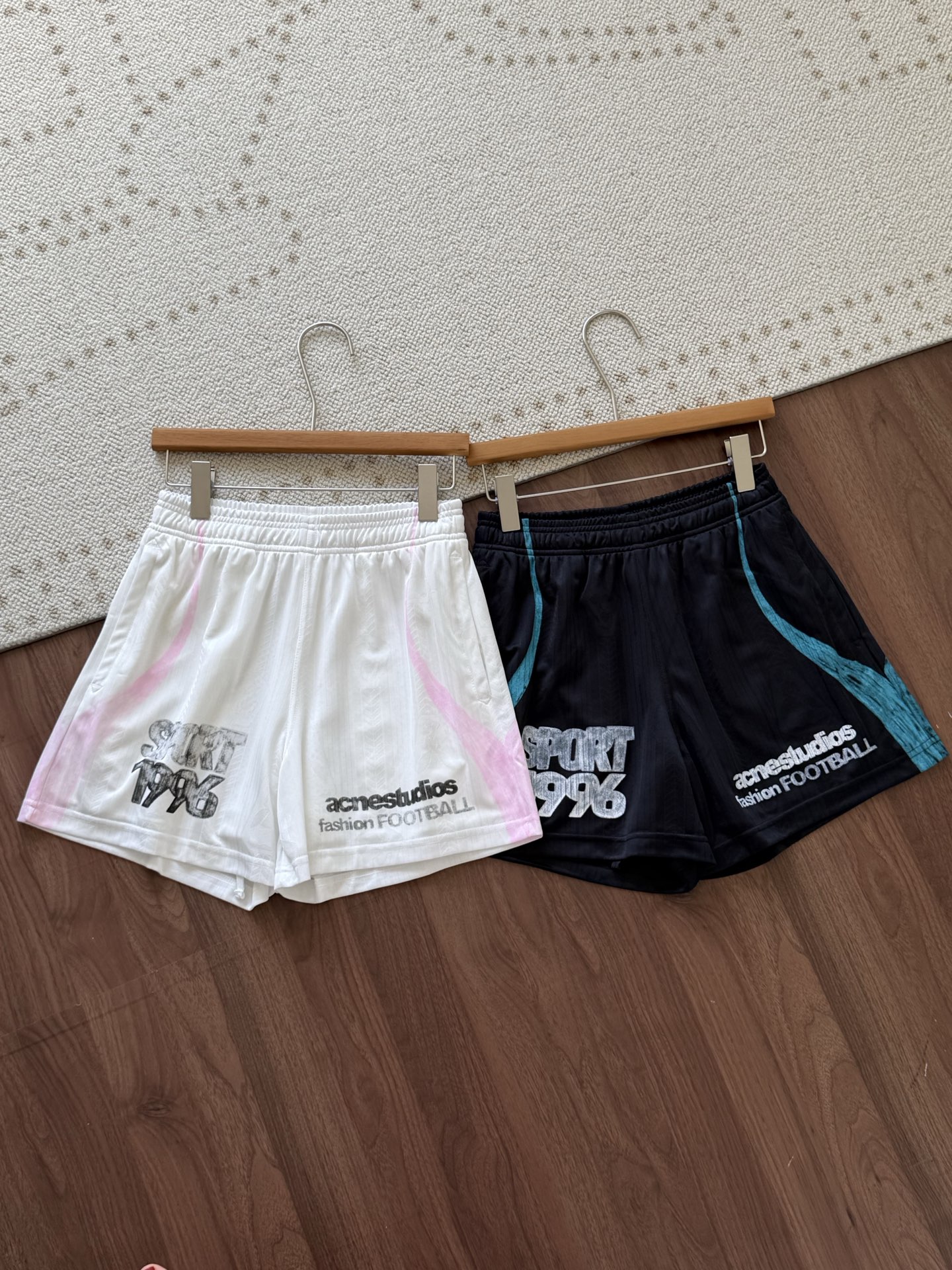 NO:892600,Whether paired with the same series of jerseys or for everyday casual use, you can easily create a high-end street feel! It has a full street feel and is a must-have item for summer outings. The overall texture is amazing, and the colors also really impress me. Advanced,,19860909无论搭配同系列球衣还是日常休闲,轻松打造高级街头感! 街头感拉满,夏日出街必备神器 整个质感绝了,颜色也很戳我 高级,,,Women's clothing