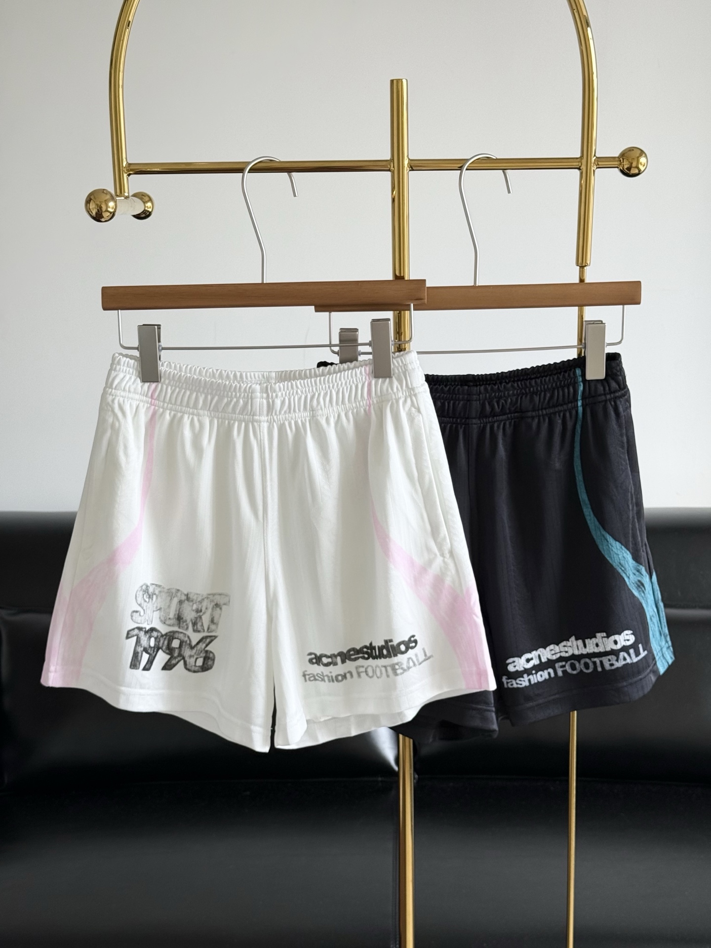 NO:892596,——Acne Studios same style football limited shorts. The distressed '1996' lettering has a super retro feel. The elastic waist design is comfortable to wear, breathable and not stuffy. The fabric is mesh, so it is not stuffy to wear in summer. The light and breathable fabric is comfortable and breathable to wear. Whether it is paired with the same series of jerseys or for daily casual, it can easily create a high-end street feel! Full of street feeling, a must-have artifact for summer outings. The whole texture is amazing, and the color also impresses me. Advanced code number sml white black,,acne  studios,dior,shorts,19860909——Acne Studios 同款足球限定短裤 做旧“1996”字样超有复古感.松紧腰设计,穿着舒适,透气不闷, 面料是网眼的,夏天穿也不闷 轻薄透气面料,穿着舒适透气, 无论搭配同系列球衣还是日常休闲,轻松打造高级街头感! 街头感拉满,夏日出街必备神器 整个质感绝了,颜色也很戳我 高级 码数sml 白色 黑色,,acne studios,dior,shorts,,Women's clothing
