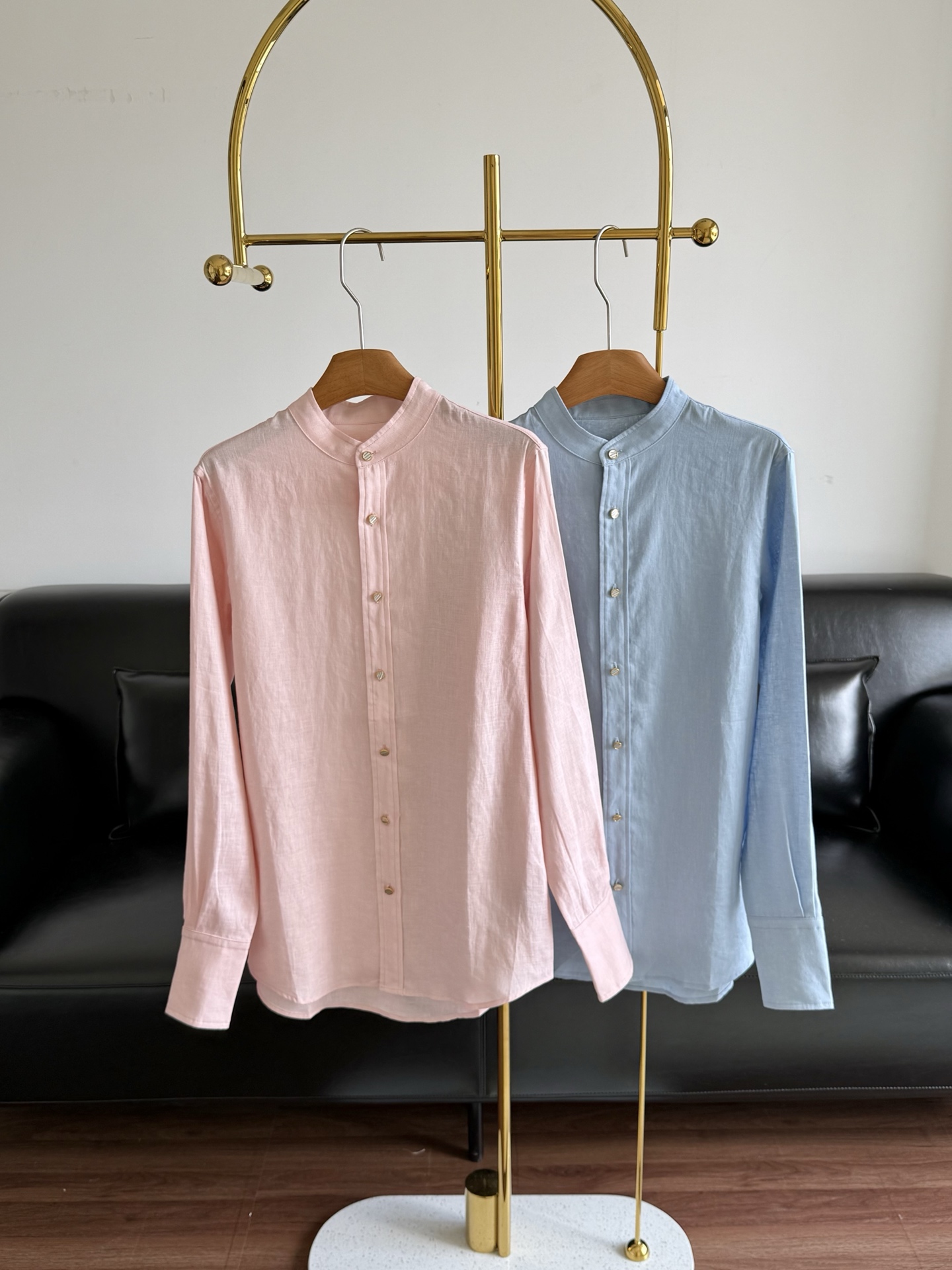NO:892546,——Loro Piana's same linen shirt. Linen is the ultimate romance in summer. Loro Piana's linen will never disappoint. It balances gentleness and high-end. The loose tailoring has no sense of restraint. You can wear it without any effort to concave the shape, and you can wear it with unintentional elegance. It unlocks the ability to wear multiple clothes ~ French elegant shirt. The linen fabric has its own coolness, which is very comfortable and breathable to wear. It is soft and breathable, and will not make you sweat at all. It can be worn for commuting, shopping, and dating.  The texture of linen has a sense of breathing. Number of yards: 38 40 42 pink blue, loro piana, shirts,19860909——Loro Piana 同款亚麻衬衫 亚麻才是夏天的终极浪漫 Loro Piana的亚麻,永远不会让人失望 把温柔和高级感平衡得刚刚好宽松的剪裁没有束缚感,不用费力凹造型,就能穿出不刻意的贵气,解锁一衣多穿～法式优雅的衬衫 亚麻面料自带凉感,穿上特别舒服透气 穿上身软软的,透气性也很好,完全不会闷汗,通勤、逛街、约会都能穿. 亚麻的肌理自带呼吸感 码数38 40 42 粉色 蓝色,,loro piana,shirts,,Women's clothing
