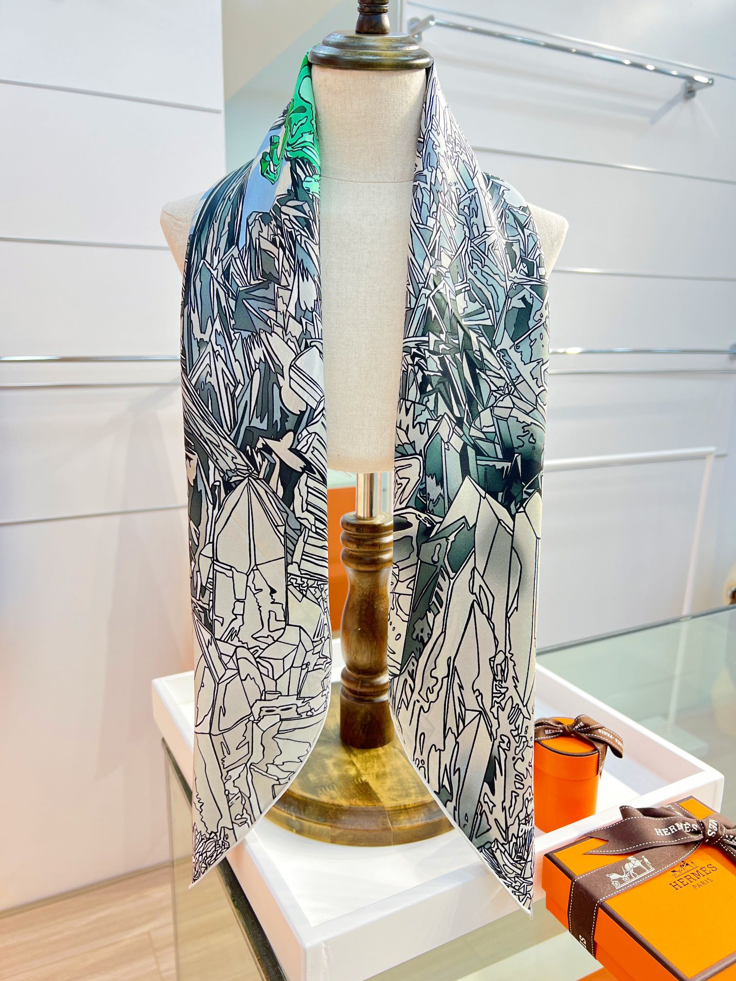 “水晶之谷”90方巾-Hermes 

手工卷边斜纹真丝方巾（100%桑蚕丝）。
18姆米双面
这款爱马