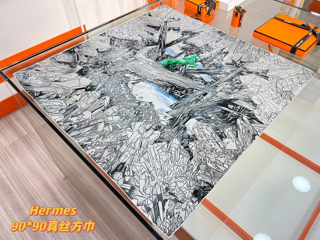“水晶之谷”90方巾-Hermes 

手工卷边斜纹真丝方巾（100%桑蚕丝）。
18姆米双面
这款爱马