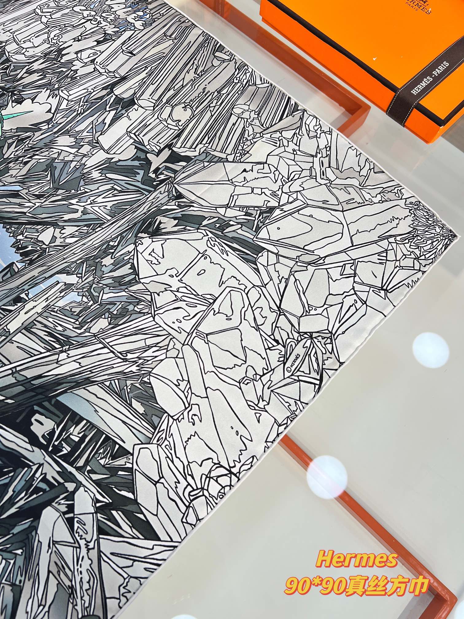 “水晶之谷”90方巾-Hermes 

手工卷边斜纹真丝方巾（100%桑蚕丝）。
18姆米双面
这款爱马