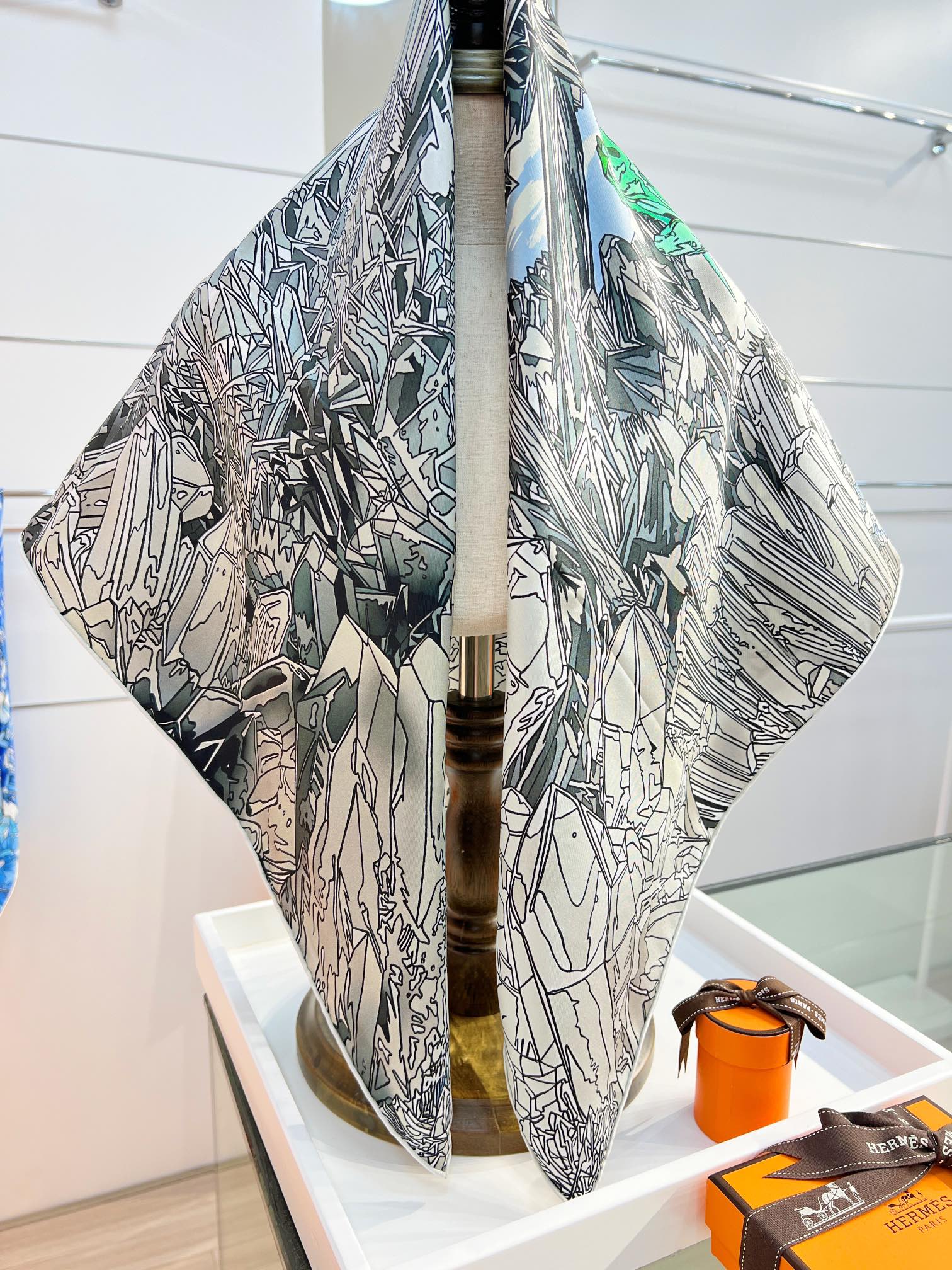 “水晶之谷”90方巾-Hermes 

手工卷边斜纹真丝方巾（100%桑蚕丝）。
18姆米双面
这款爱马