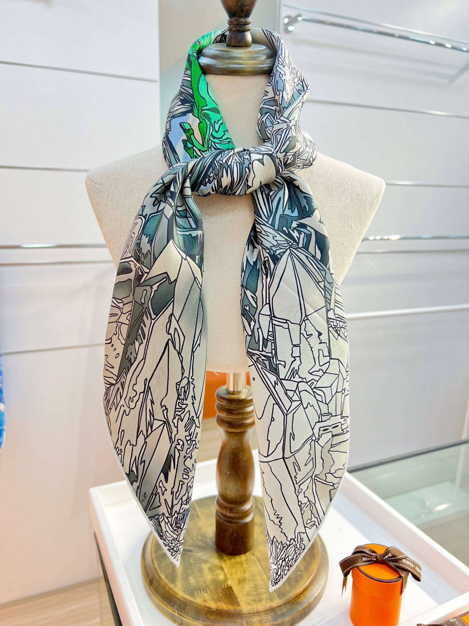 “水晶之谷”90方巾-Hermes 

手工卷边斜纹真丝方巾（100%桑蚕丝）。
18姆米双面
这款爱马