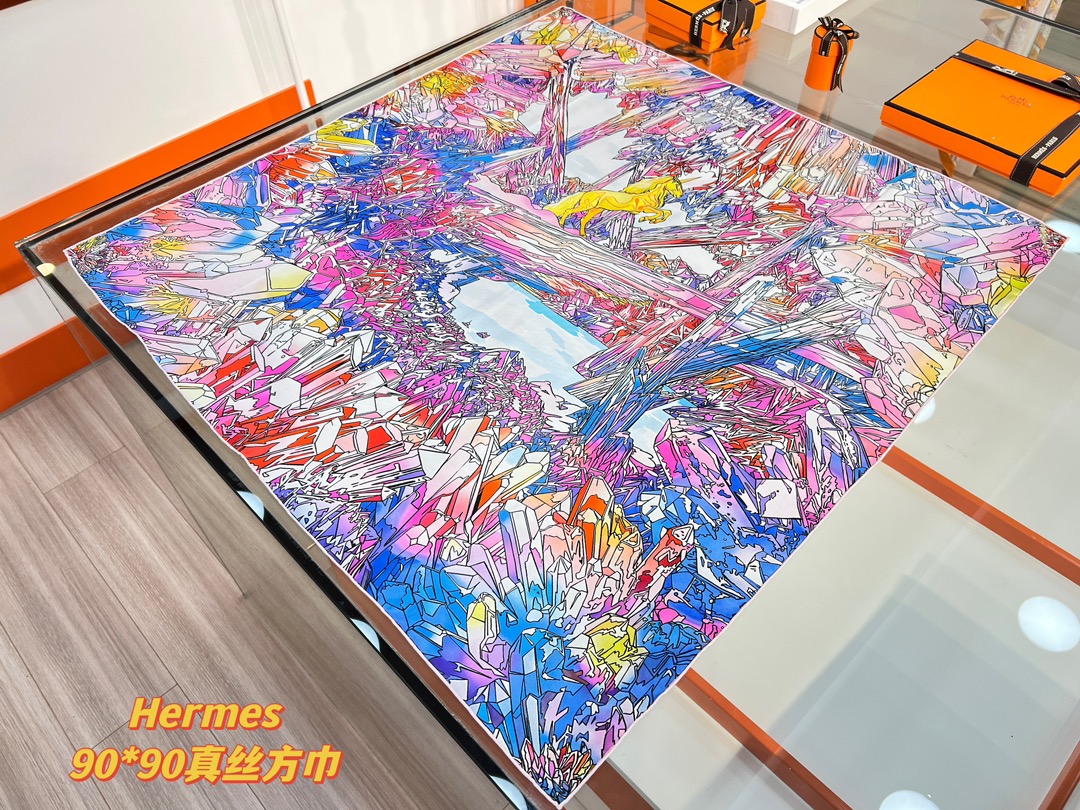 “水晶之谷”90方巾-Hermes 

手工卷边斜纹真丝方巾（100%桑蚕丝）。
18姆米双面
这款爱马