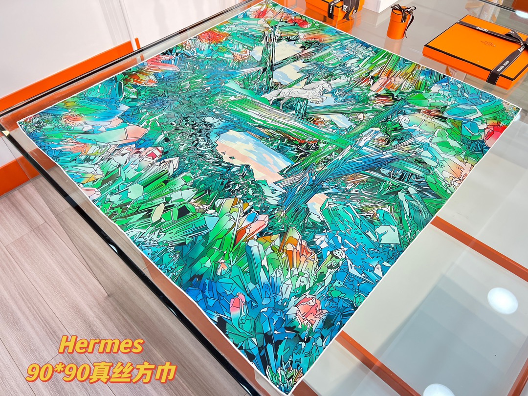 “水晶之谷”90方巾-Hermes 

手工卷边斜纹真丝方巾（100%桑蚕丝）。
18姆米双面
这款爱马