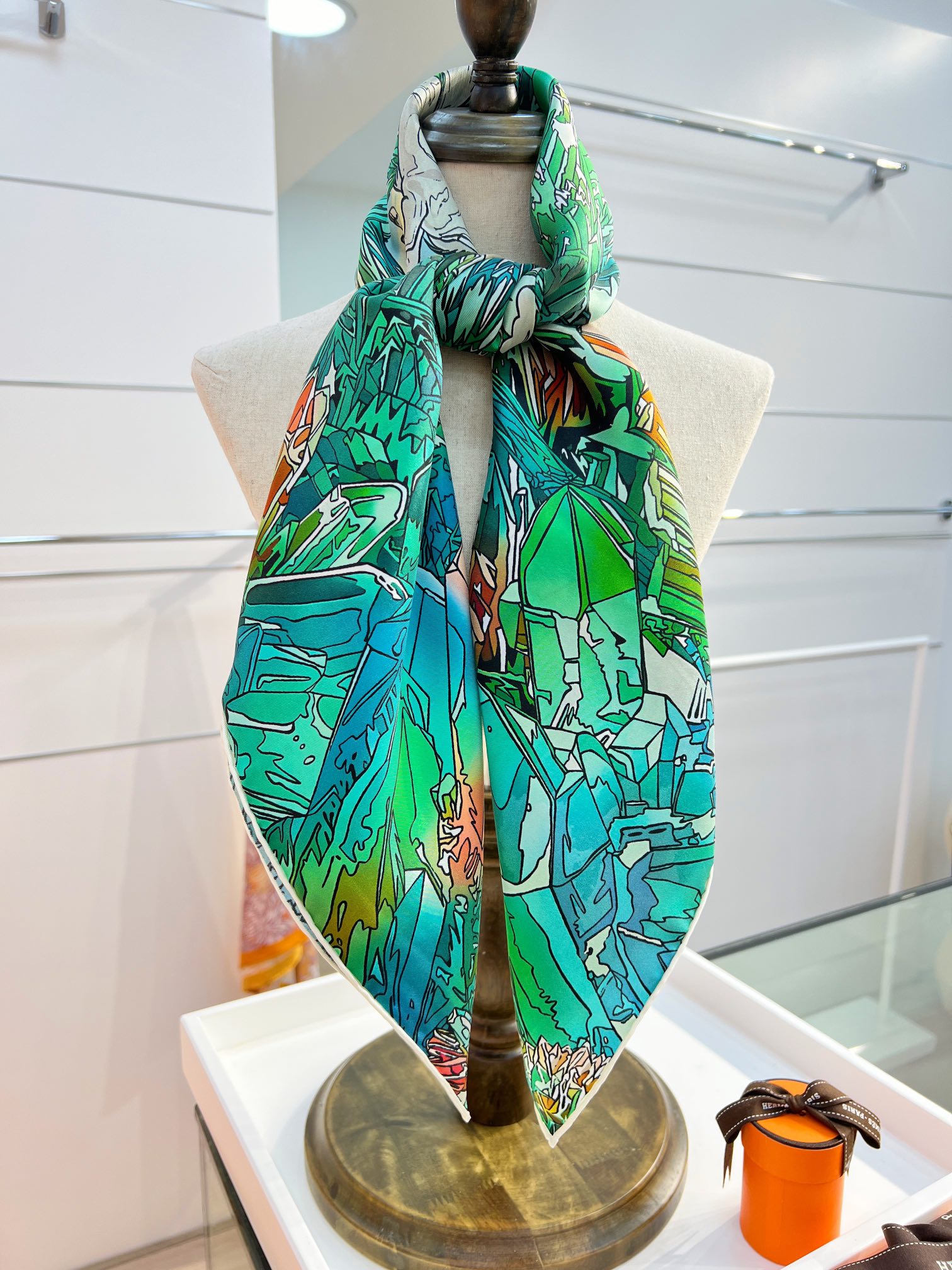 “水晶之谷”90方巾-Hermes 

手工卷边斜纹真丝方巾（100%桑蚕丝）。
18姆米双面
这款爱马