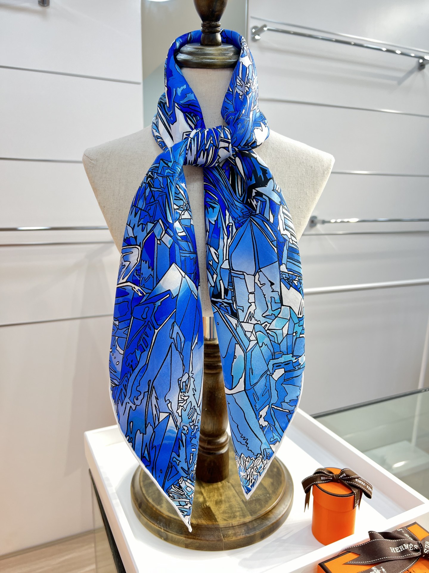 “水晶之谷”90方巾-Hermes 

手工卷边斜纹真丝方巾（100%桑蚕丝）。
18姆米双面
这款爱马
