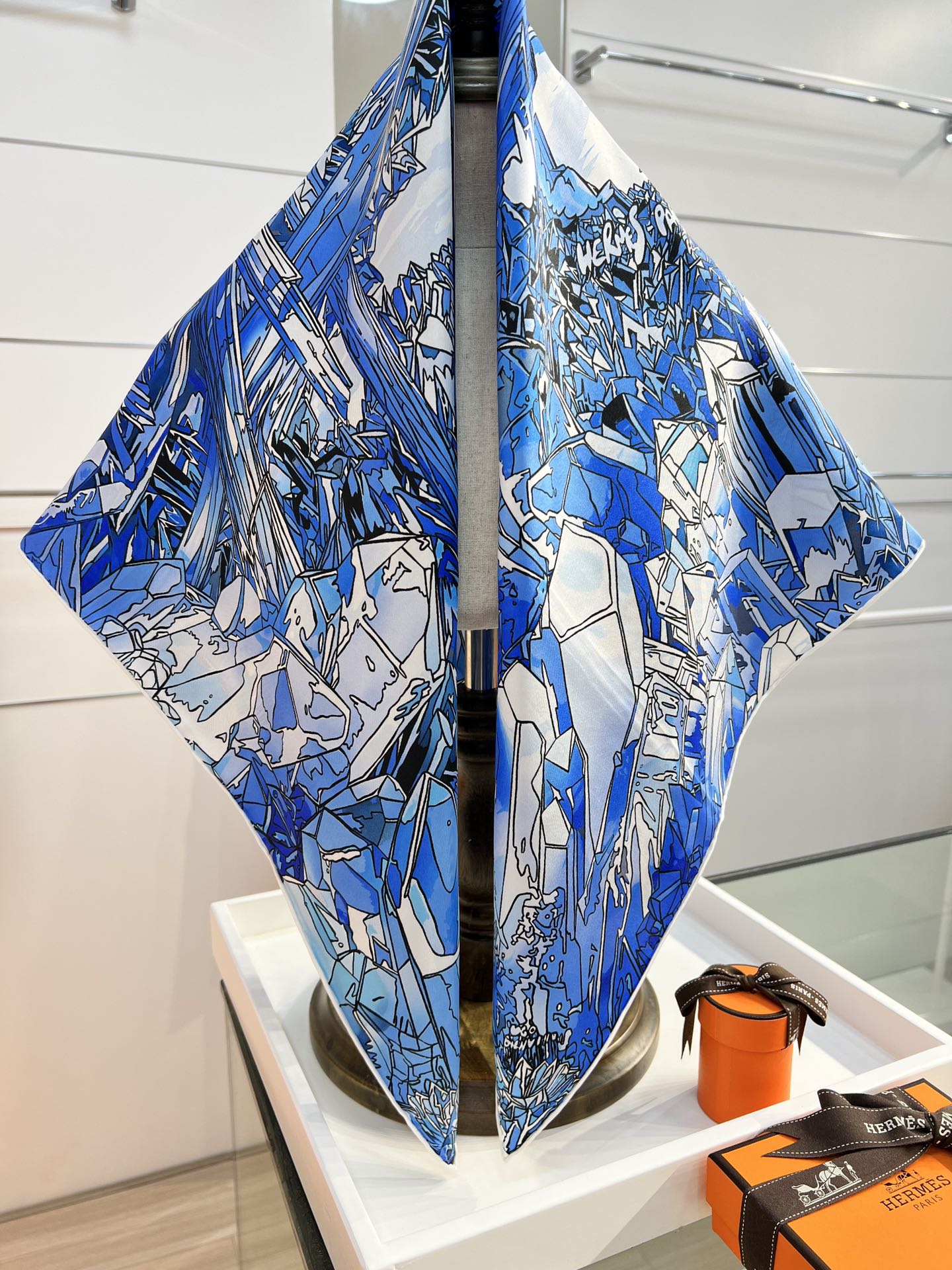 “水晶之谷”90方巾-Hermes 

手工卷边斜纹真丝方巾（100%桑蚕丝）。
18姆米双面
这款爱马