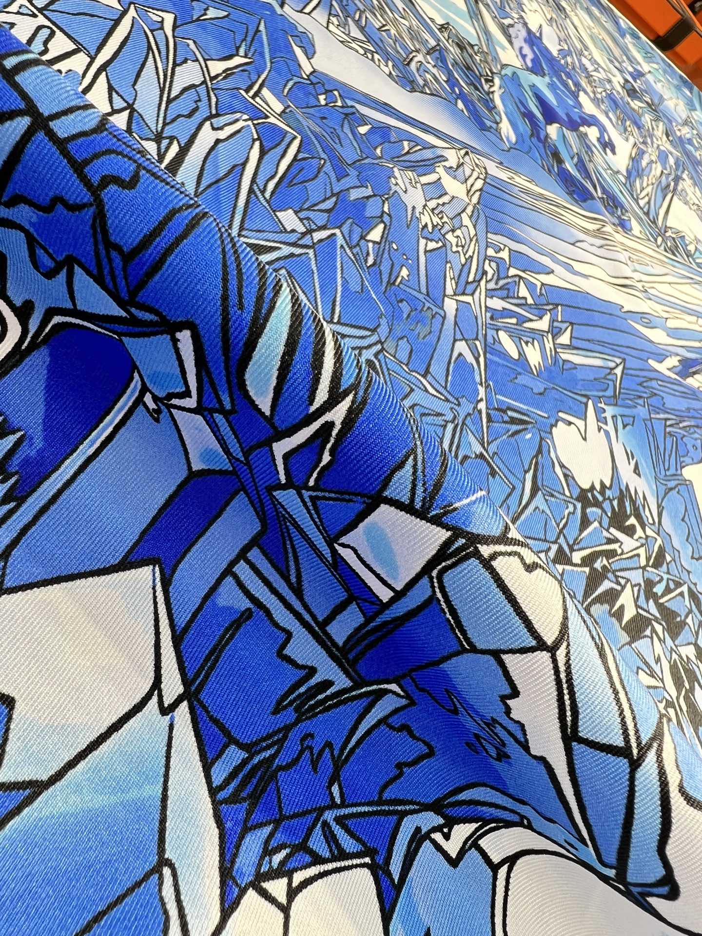 “水晶之谷”90方巾-Hermes 

手工卷边斜纹真丝方巾（100%桑蚕丝）。
18姆米双面
这款爱马