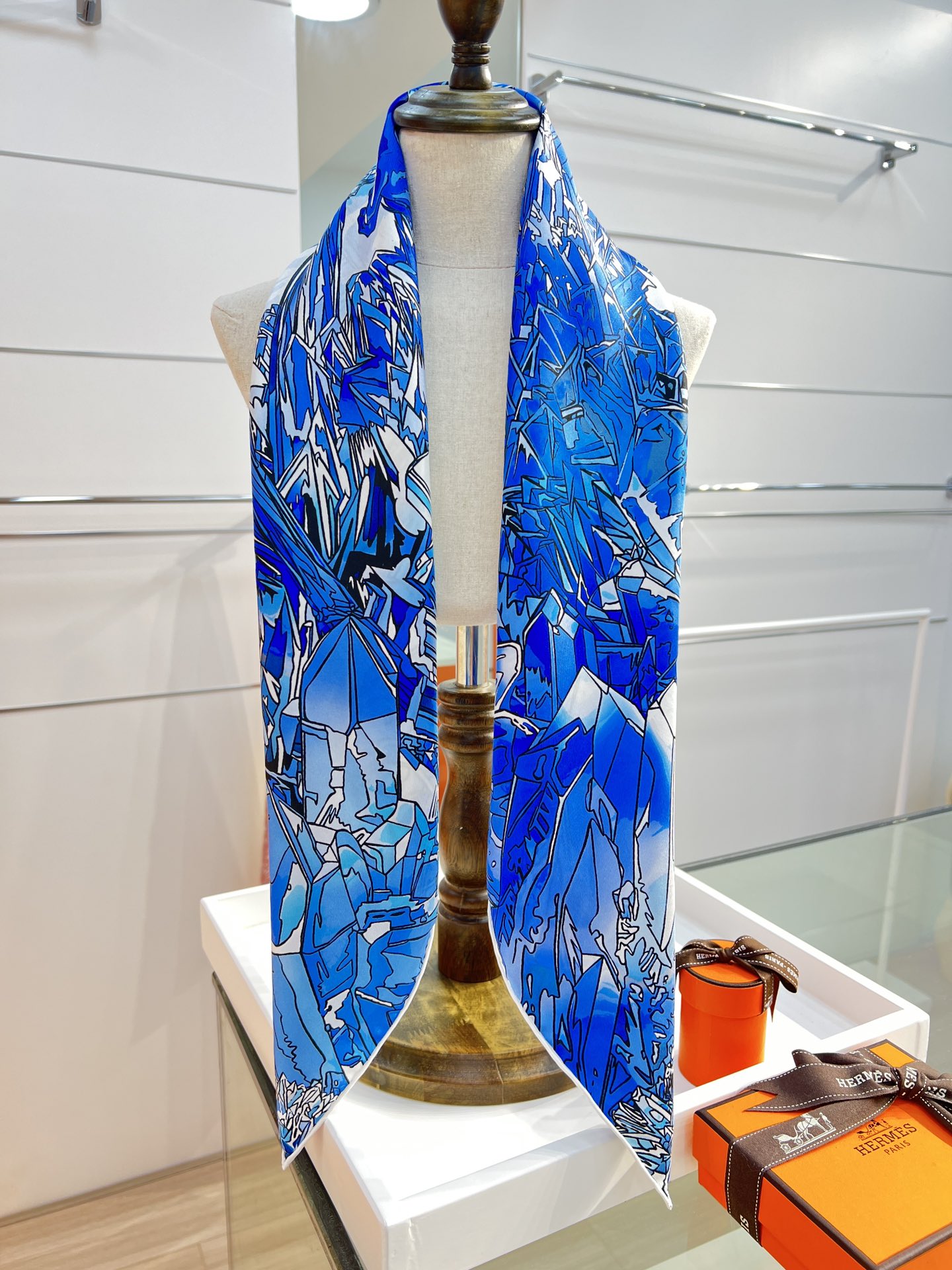 “水晶之谷”90方巾-Hermes 

手工卷边斜纹真丝方巾（100%桑蚕丝）。
18姆米双面
这款爱马