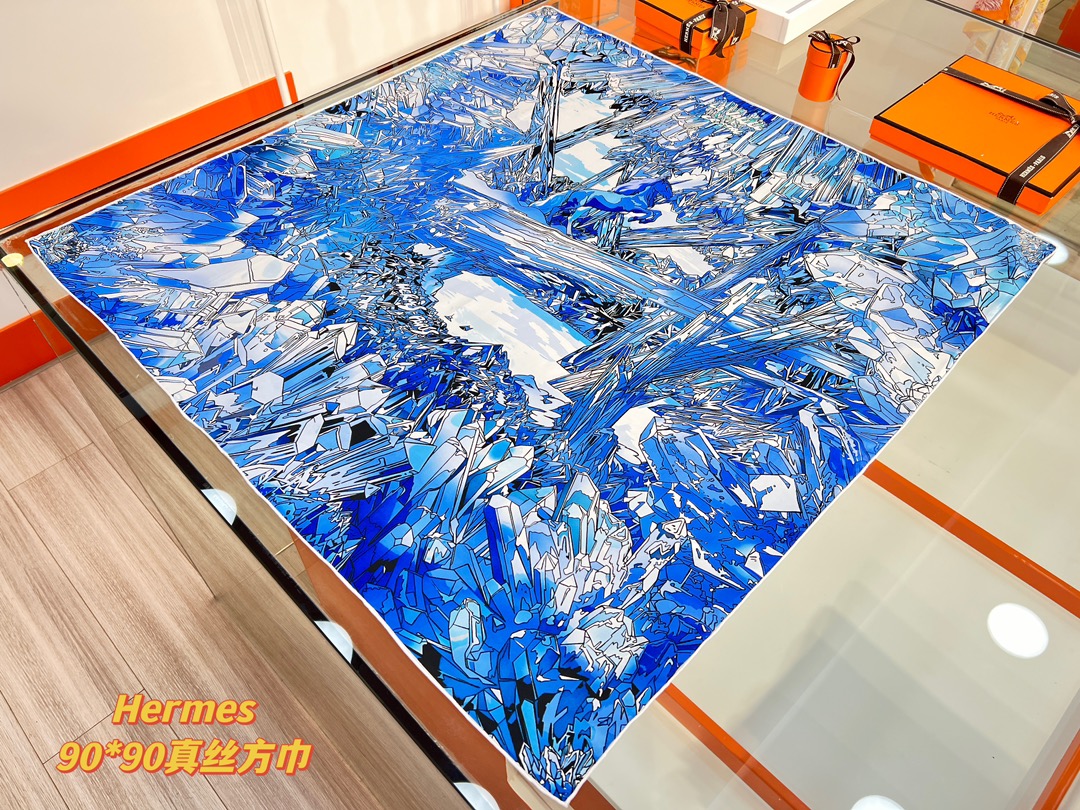 “水晶之谷”90方巾-Hermes 

手工卷边斜纹真丝方巾（100%桑蚕丝）。
18姆米双面
这款爱马