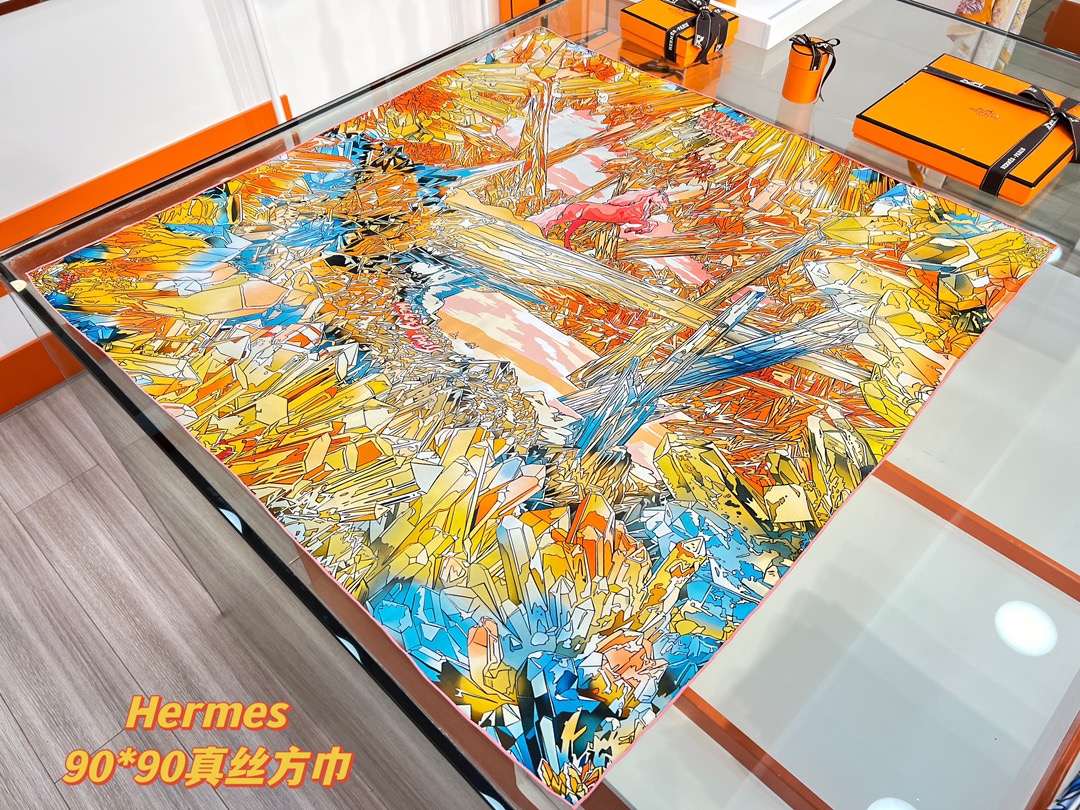 “水晶之谷”90方巾-Hermes 

手工卷边斜纹真丝方巾（100%桑蚕丝）。
18姆米双面
这款爱马