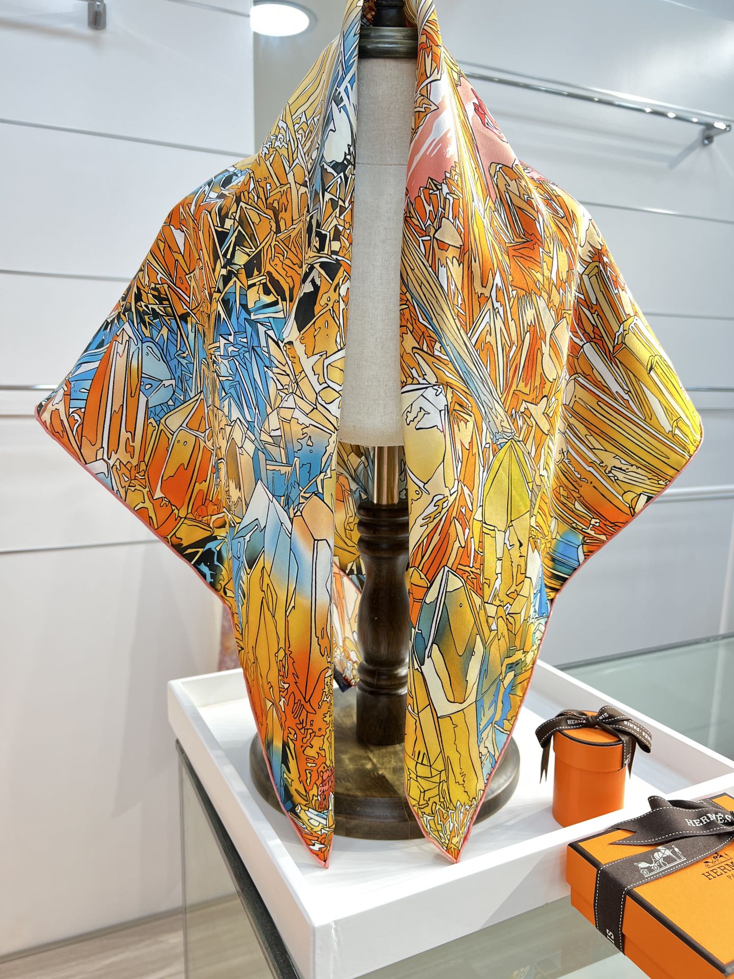 “水晶之谷”90方巾-Hermes 

手工卷边斜纹真丝方巾（100%桑蚕丝）。
18姆米双面
这款爱马