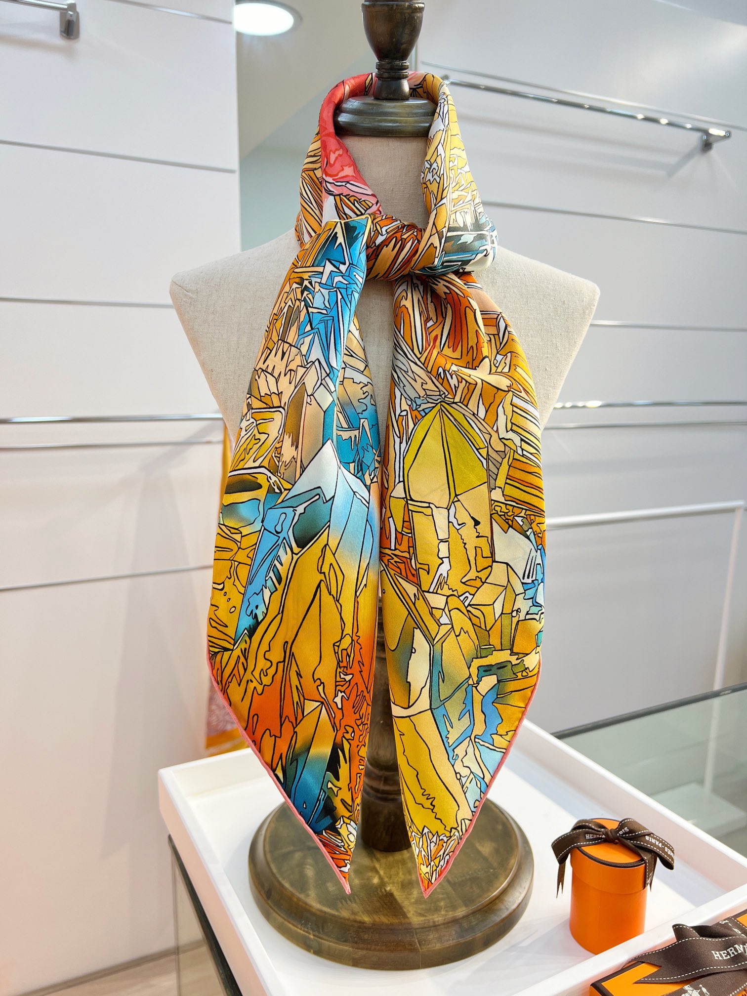 “水晶之谷”90方巾-Hermes 

手工卷边斜纹真丝方巾（100%桑蚕丝）。
18姆米双面
这款爱马
