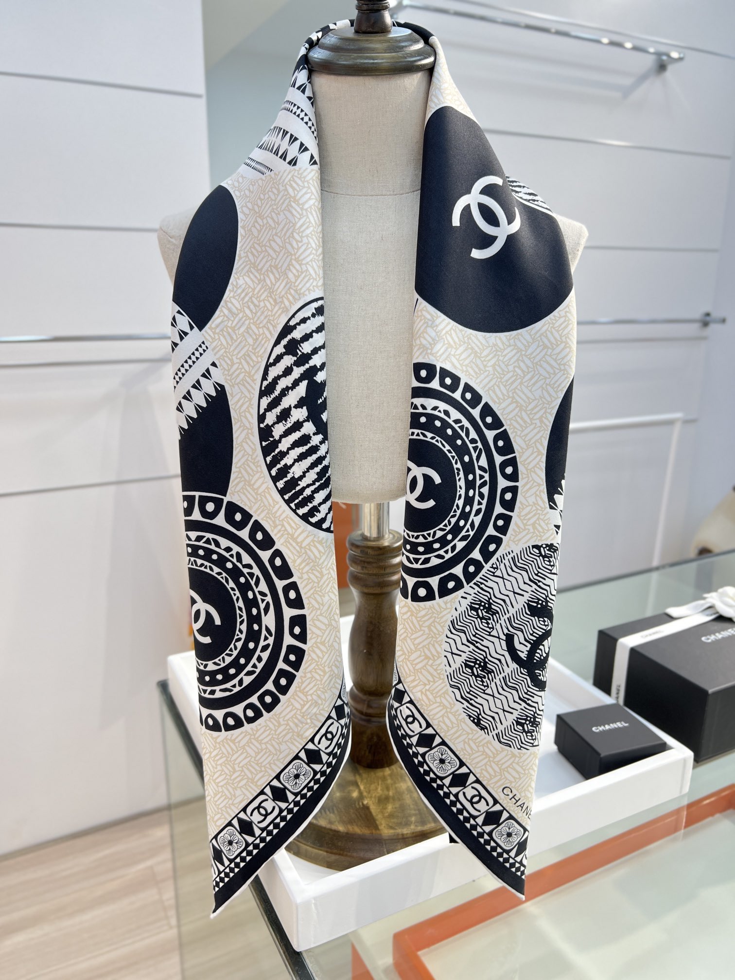 Chanel 90丝巾 
18mm顶级真丝双面同色印花

经典双C图标设计
简约大气、真的是百搭的款式
