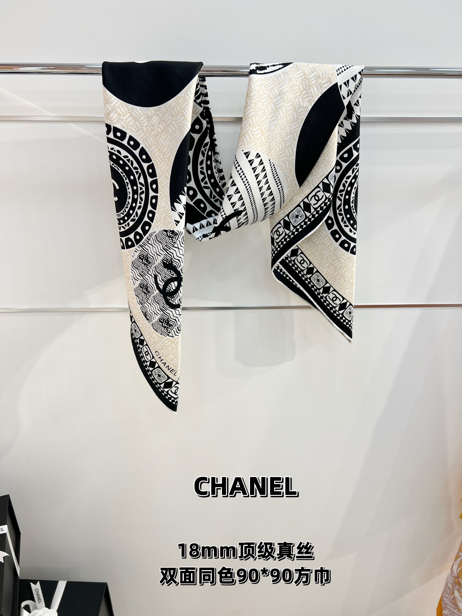 Chanel 90丝巾 
18mm顶级真丝双面同色印花

经典双C图标设计
简约大气、真的是百搭的款式
