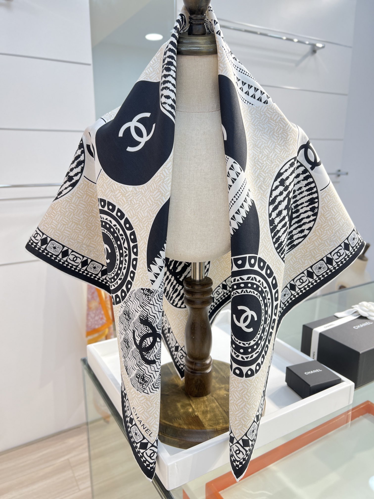 Chanel 90丝巾 
18mm顶级真丝双面同色印花

经典双C图标设计
简约大气、真的是百搭的款式
