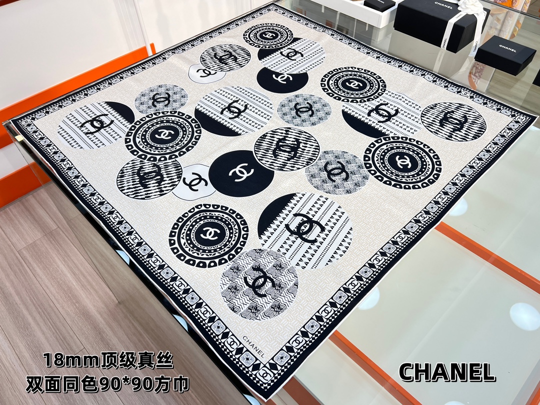 Chanel 90丝巾 
18mm顶级真丝双面同色印花

经典双C图标设计
简约大气、真的是百搭的款式
