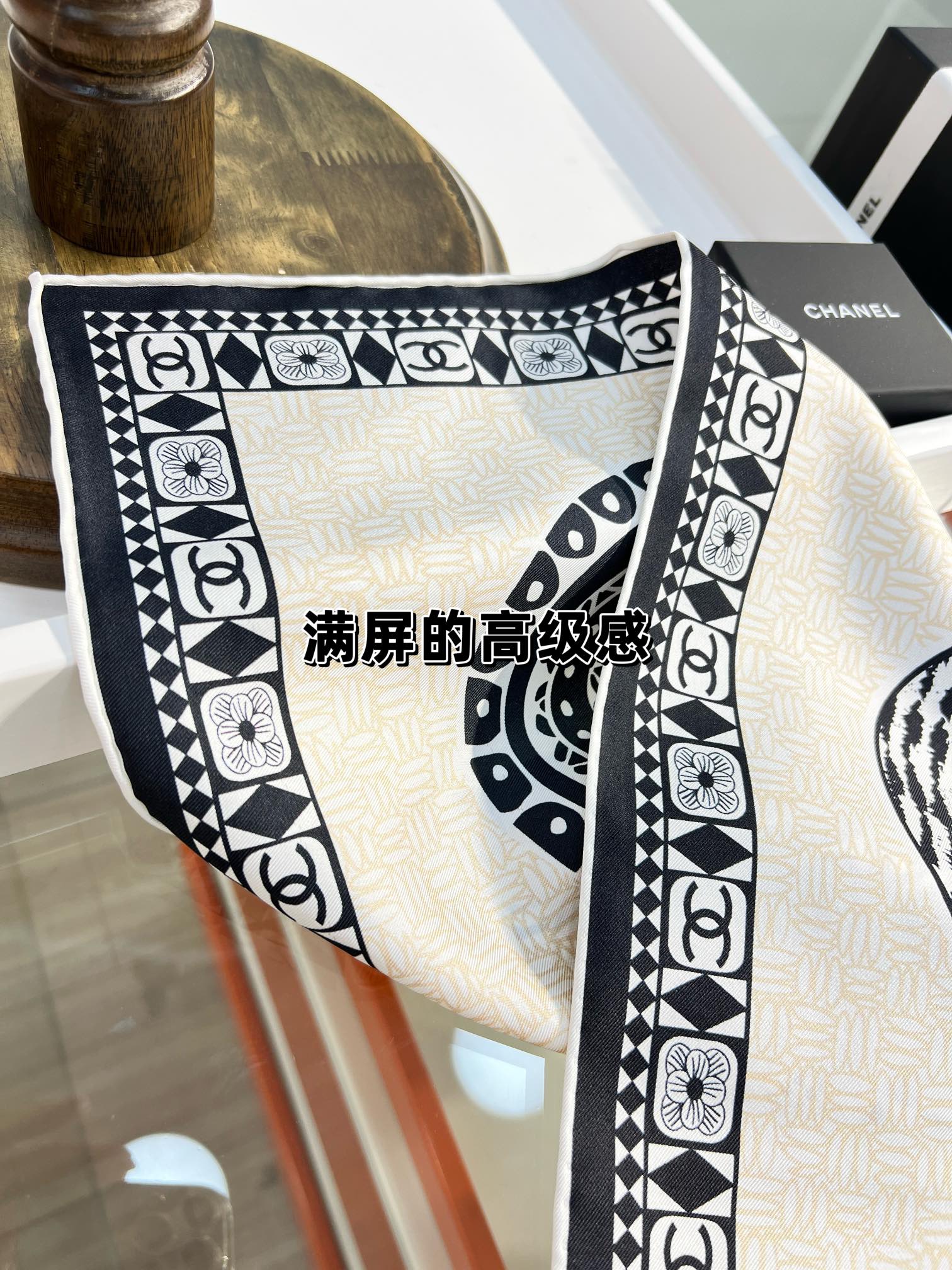 Chanel 90丝巾 
18mm顶级真丝双面同色印花

经典双C图标设计
简约大气、真的是百搭的款式
