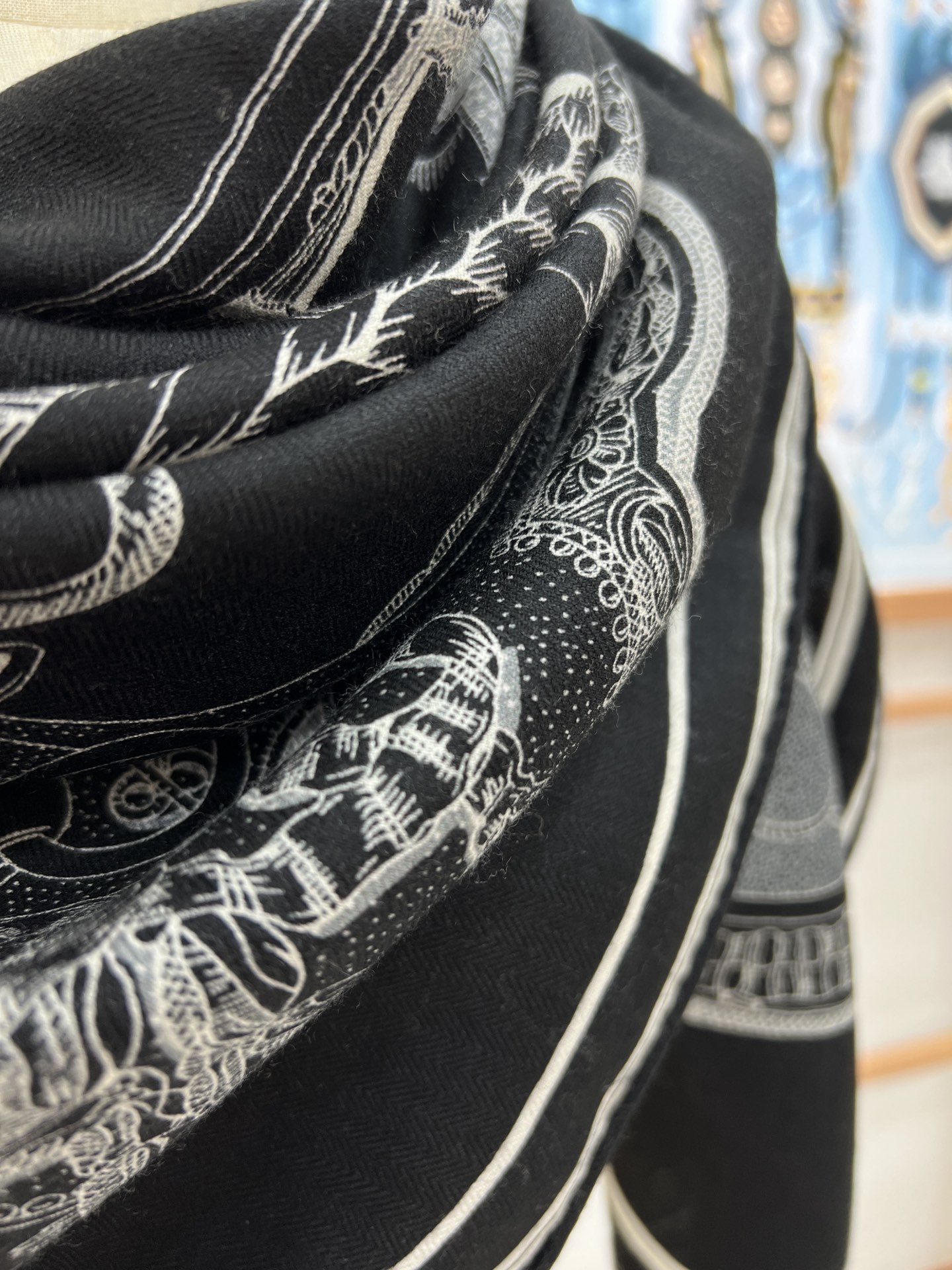 “盛宴”140厘米丝绒高级黑方巾【双面同色】手工卷边丝绒真丝方巾（30%真丝70%羊绒）这款典藏方巾展现