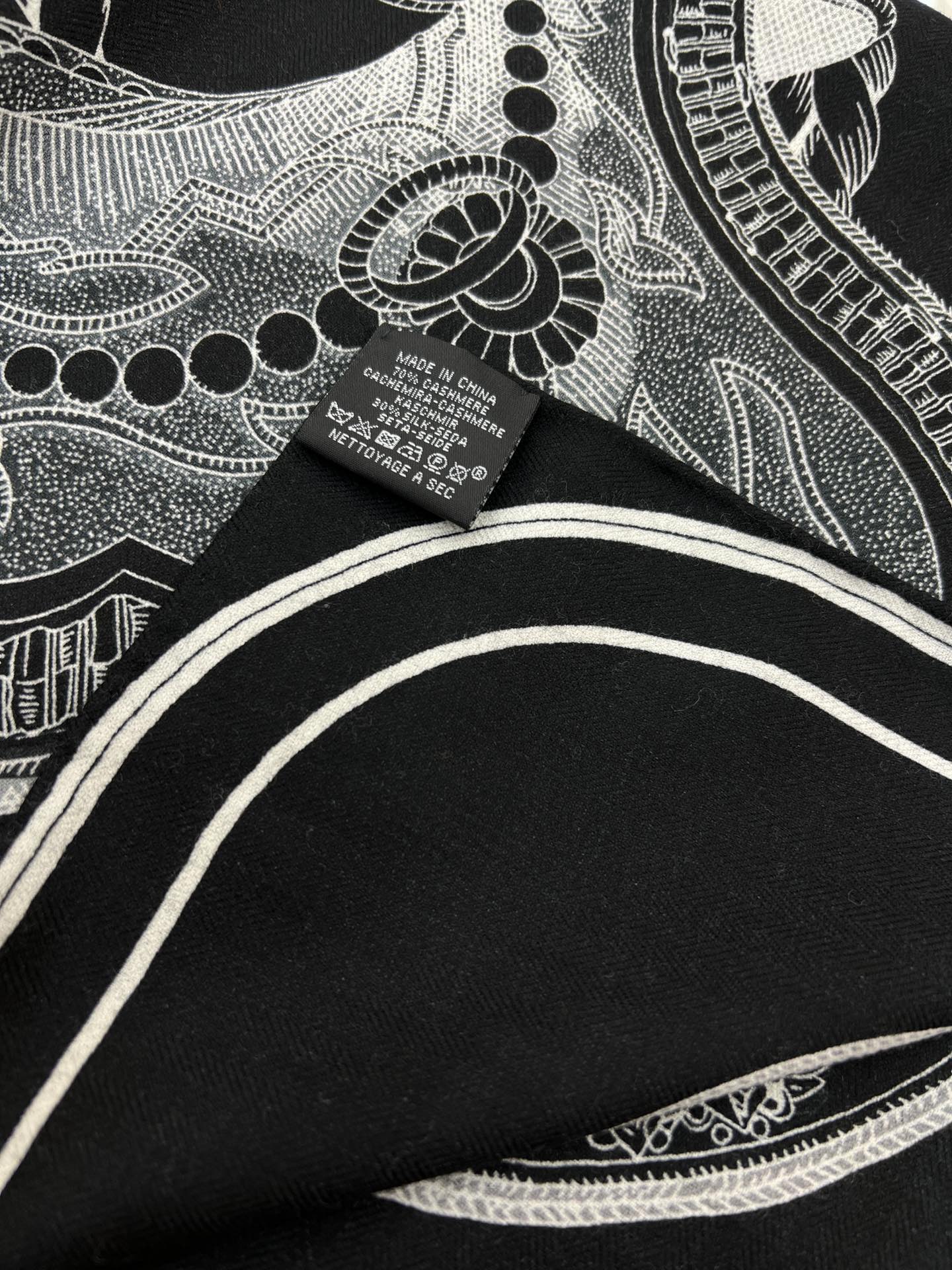 “盛宴”140厘米丝绒高级黑方巾【双面同色】手工卷边丝绒真丝方巾（30%真丝70%羊绒）这款典藏方巾展现