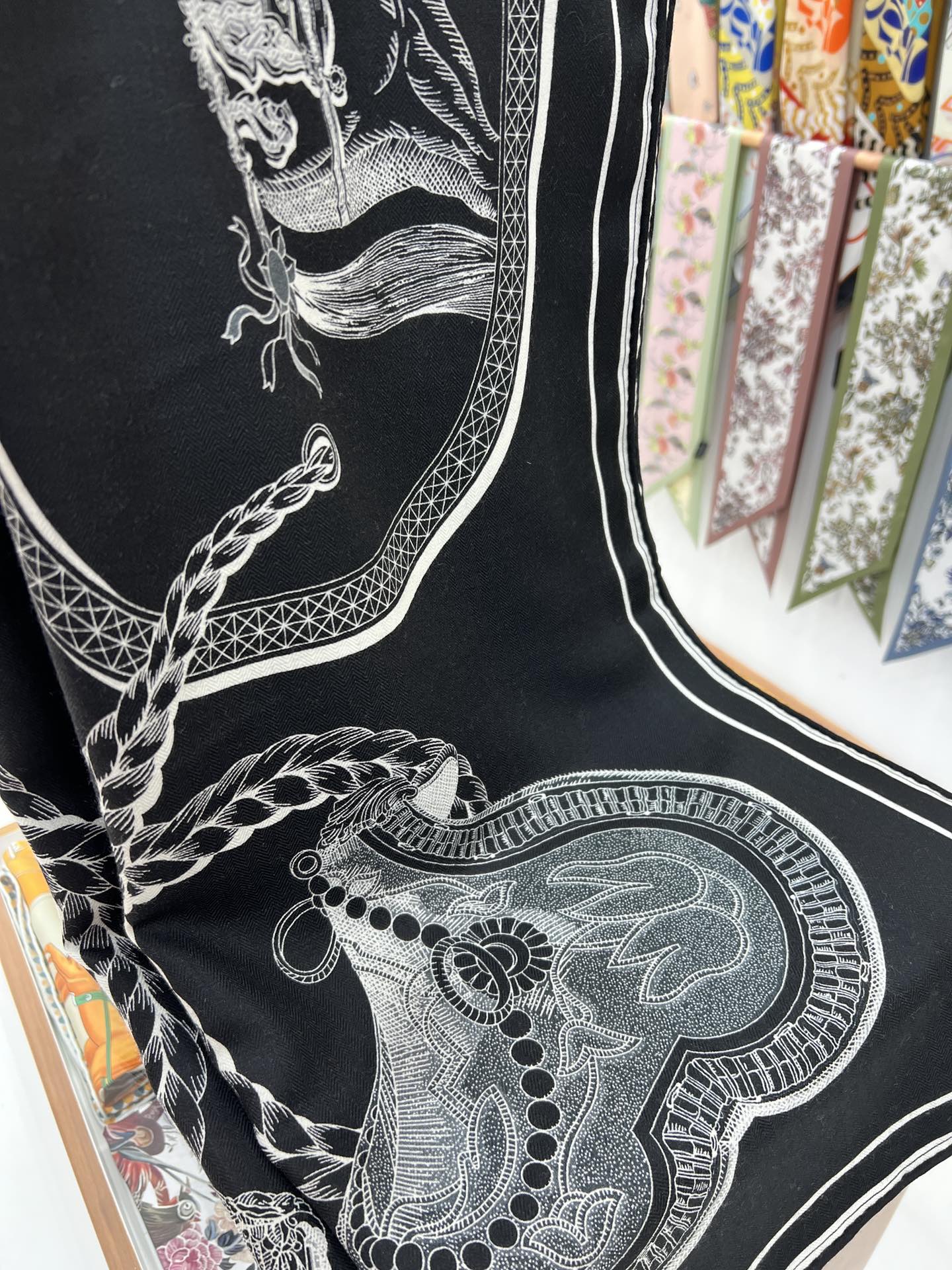 “盛宴”140厘米丝绒高级黑方巾【双面同色】手工卷边丝绒真丝方巾（30%真丝70%羊绒）这款典藏方巾展现