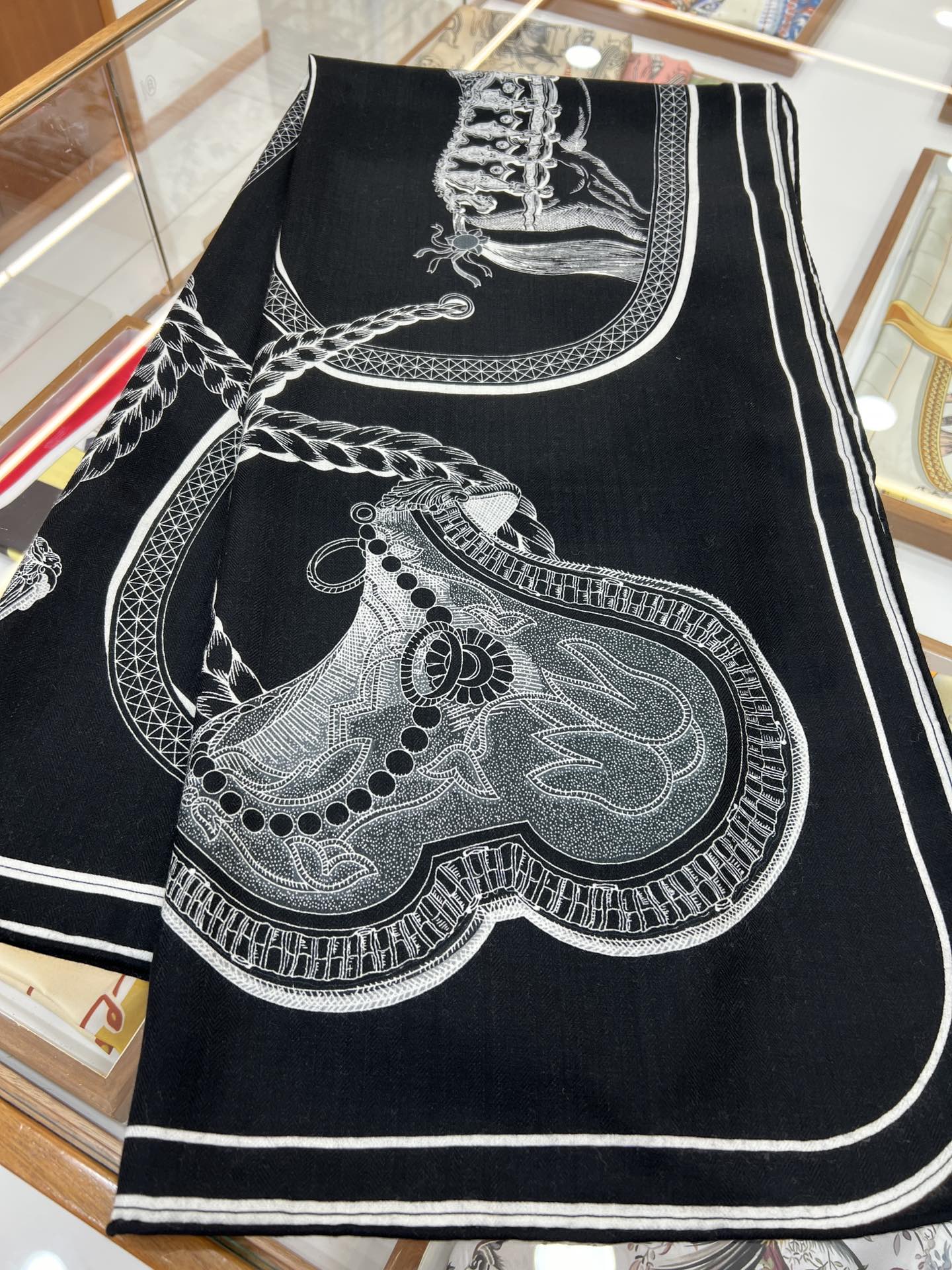 “盛宴”140厘米丝绒高级黑方巾【双面同色】手工卷边丝绒真丝方巾（30%真丝70%羊绒）这款典藏方巾展现