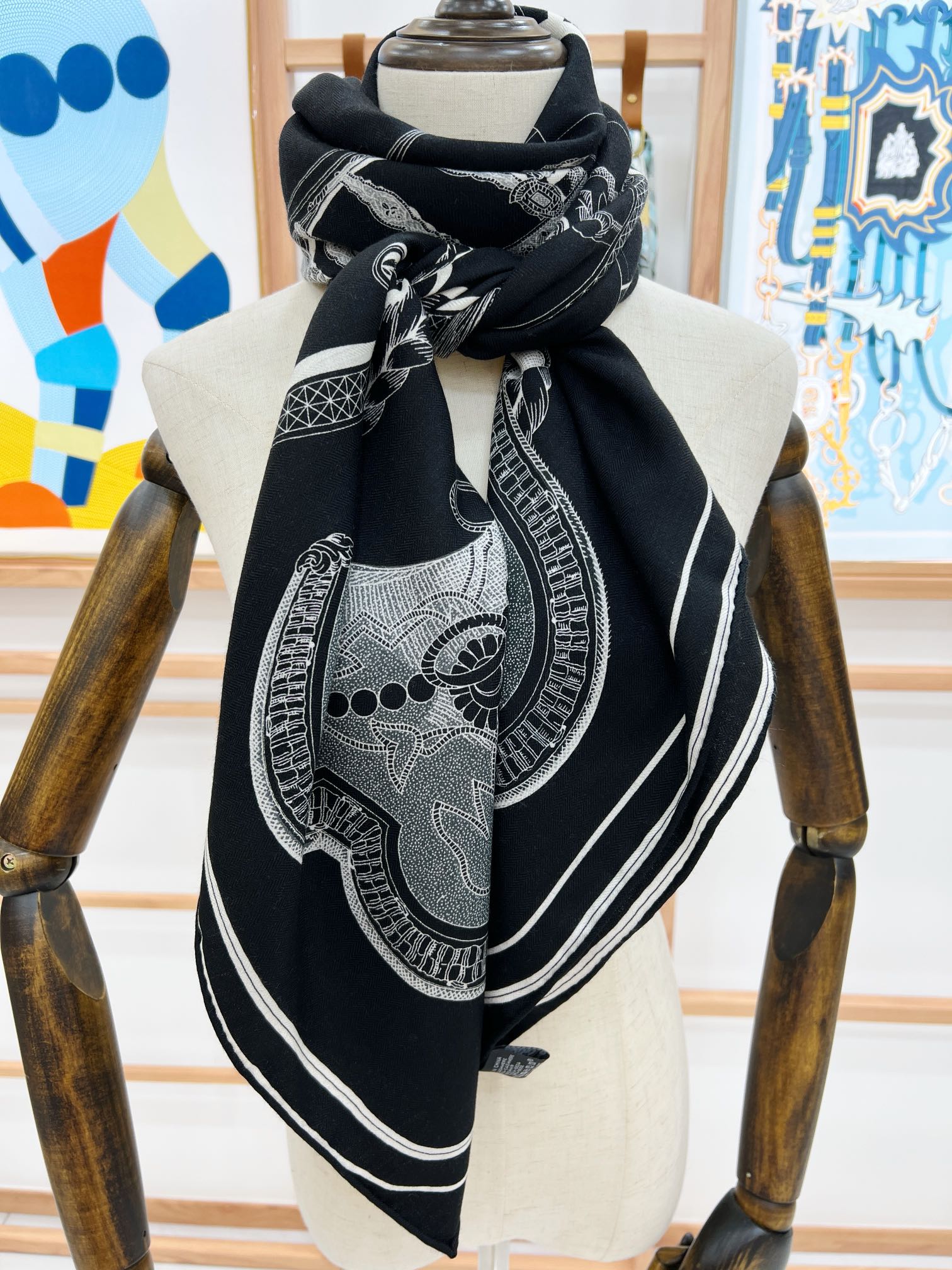 “盛宴”140厘米丝绒高级黑方巾【双面同色】手工卷边丝绒真丝方巾（30%真丝70%羊绒）这款典藏方巾展现