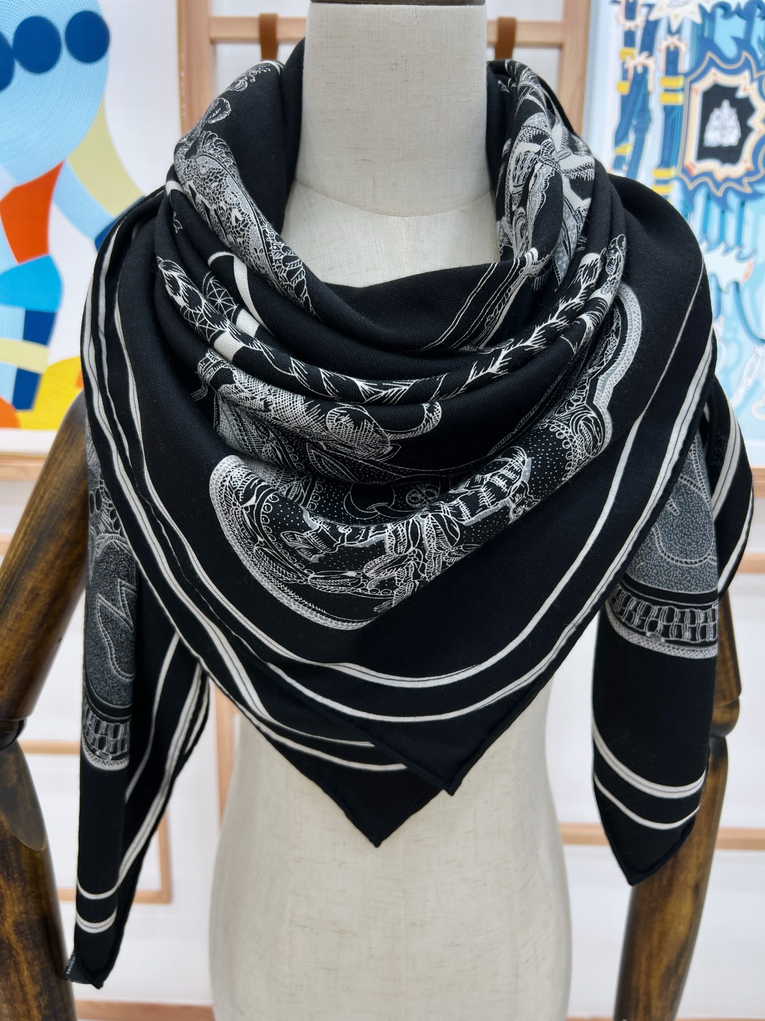 “盛宴”140厘米丝绒高级黑方巾【双面同色】手工卷边丝绒真丝方巾（30%真丝70%羊绒）这款典藏方巾展现