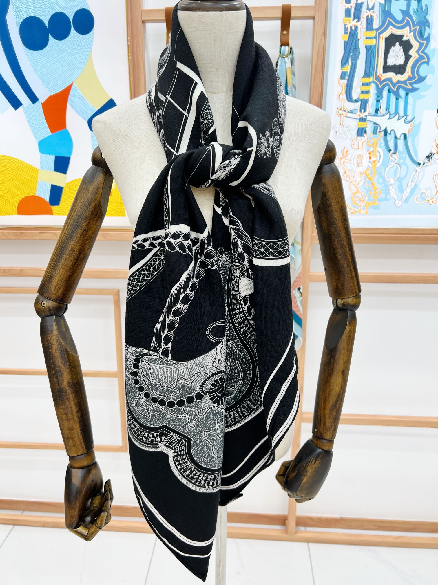 “盛宴”140厘米丝绒高级黑方巾【双面同色】手工卷边丝绒真丝方巾（30%真丝70%羊绒）这款典藏方巾展现