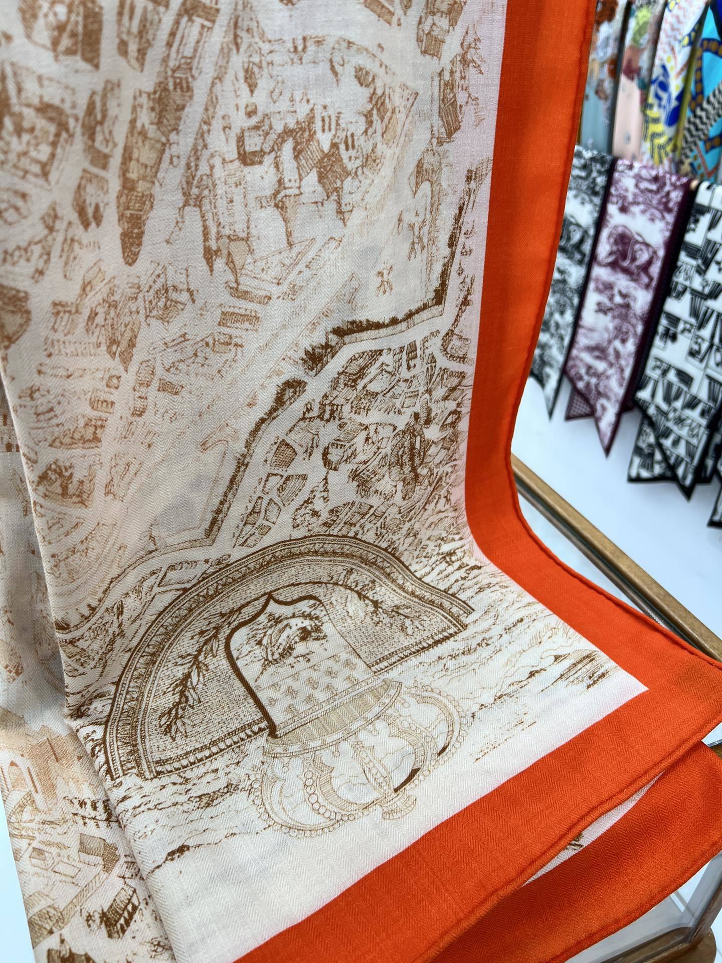 【140顶级丝羊绒双面同色披肩『骏马之城』!!超级气质!!】不仅美有其表,更有好品质与好细节的出彩内质!