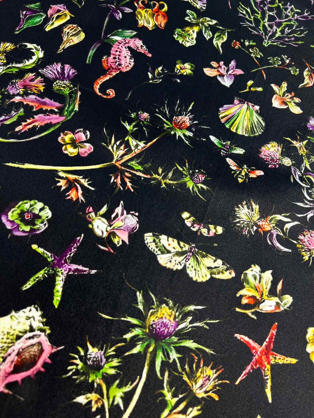 Dior 印花方巾-25早春新品【18mm双面同色】
90 厘米黑色桑蚕丝斜纹面料多色 Dior Cab