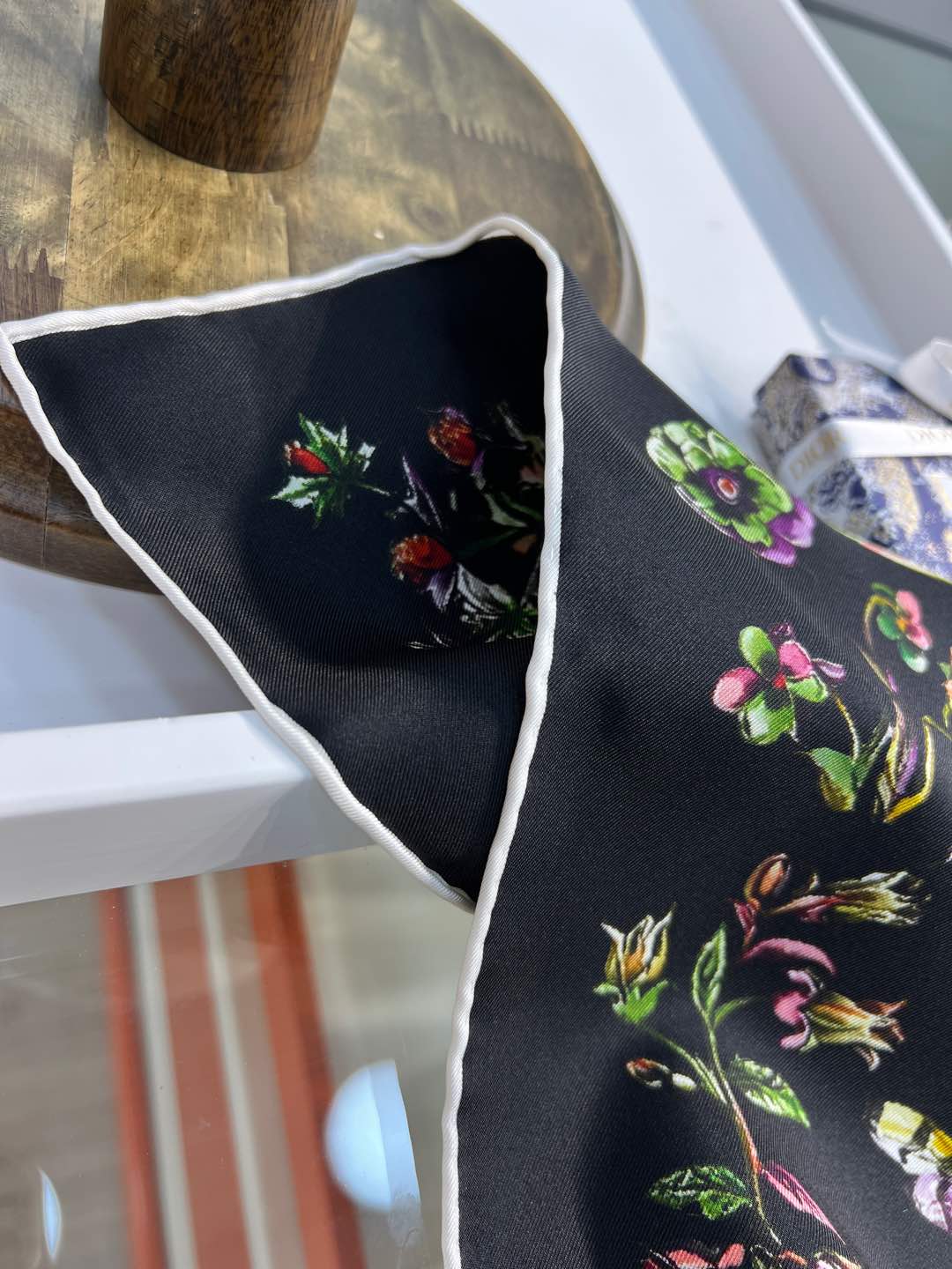 Dior 印花方巾-25早春新品【18mm双面同色】
90 厘米黑色桑蚕丝斜纹面料多色 Dior Cab