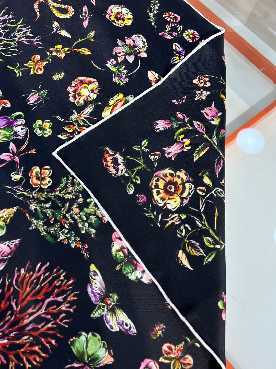 Dior 印花方巾-25早春新品【18mm双面同色】
90 厘米黑色桑蚕丝斜纹面料多色 Dior Cab