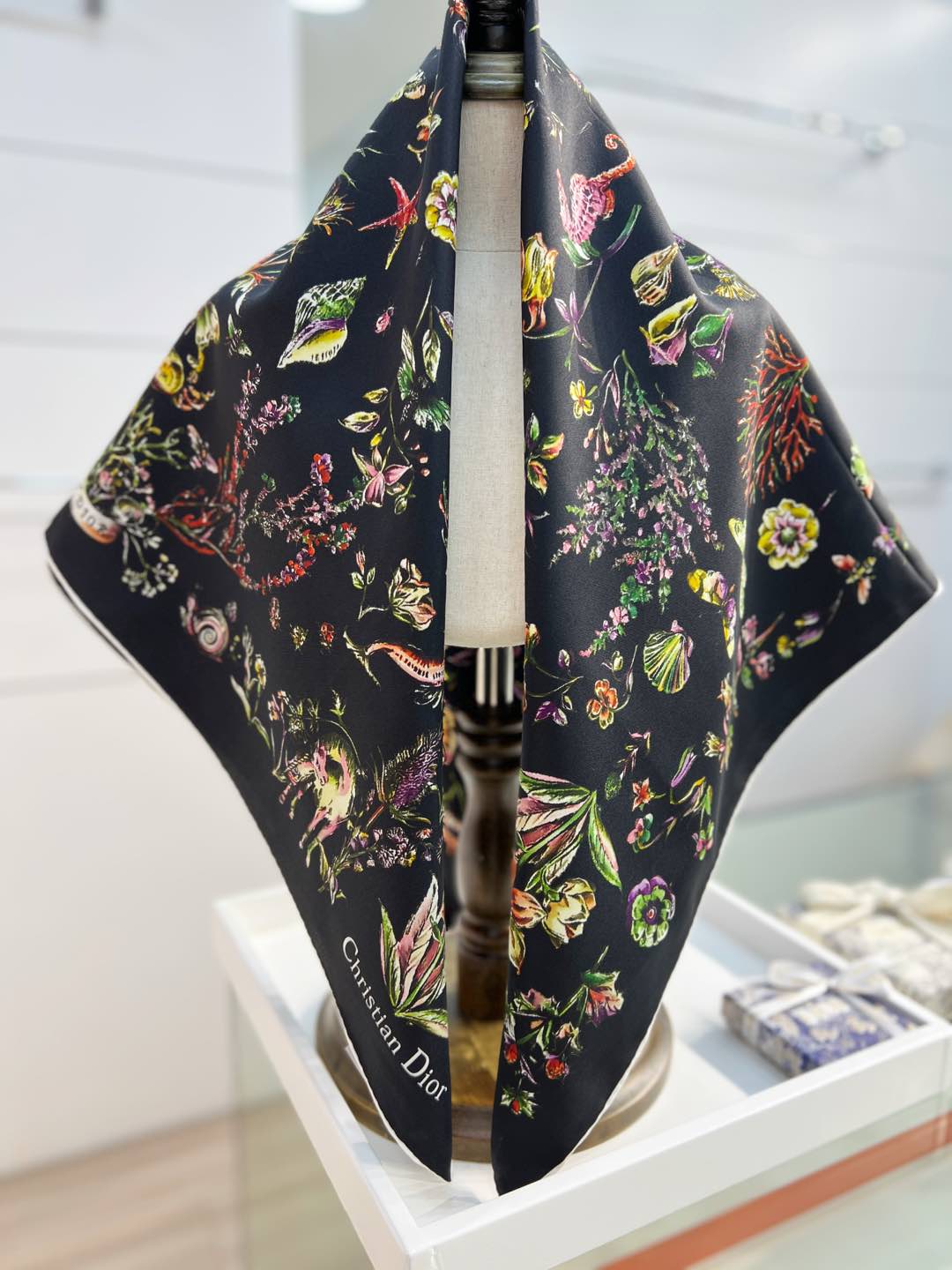 Dior 印花方巾-25早春新品【18mm双面同色】
90 厘米黑色桑蚕丝斜纹面料多色 Dior Cab