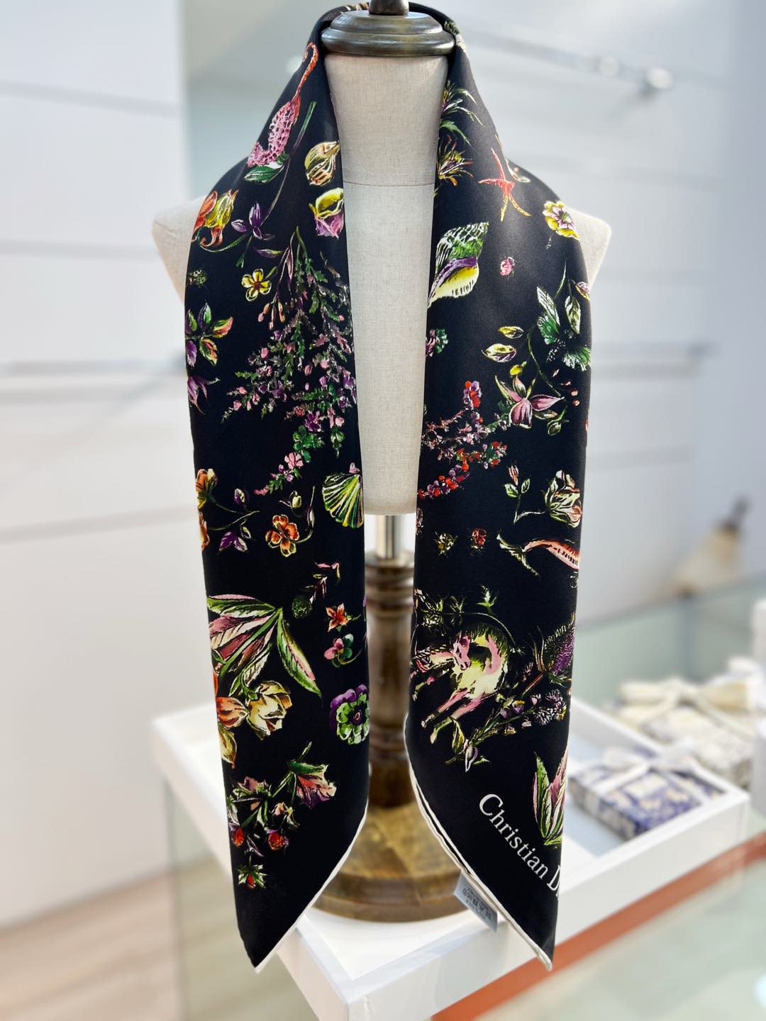 Dior 印花方巾-25早春新品【18mm双面同色】
90 厘米黑色桑蚕丝斜纹面料多色 Dior Cab