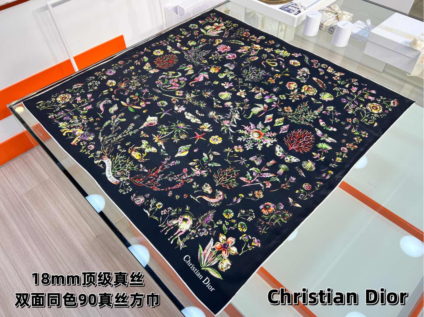 Dior 印花方巾-25早春新品【18mm双面同色】
90 厘米黑色桑蚕丝斜纹面料多色 Dior Cab