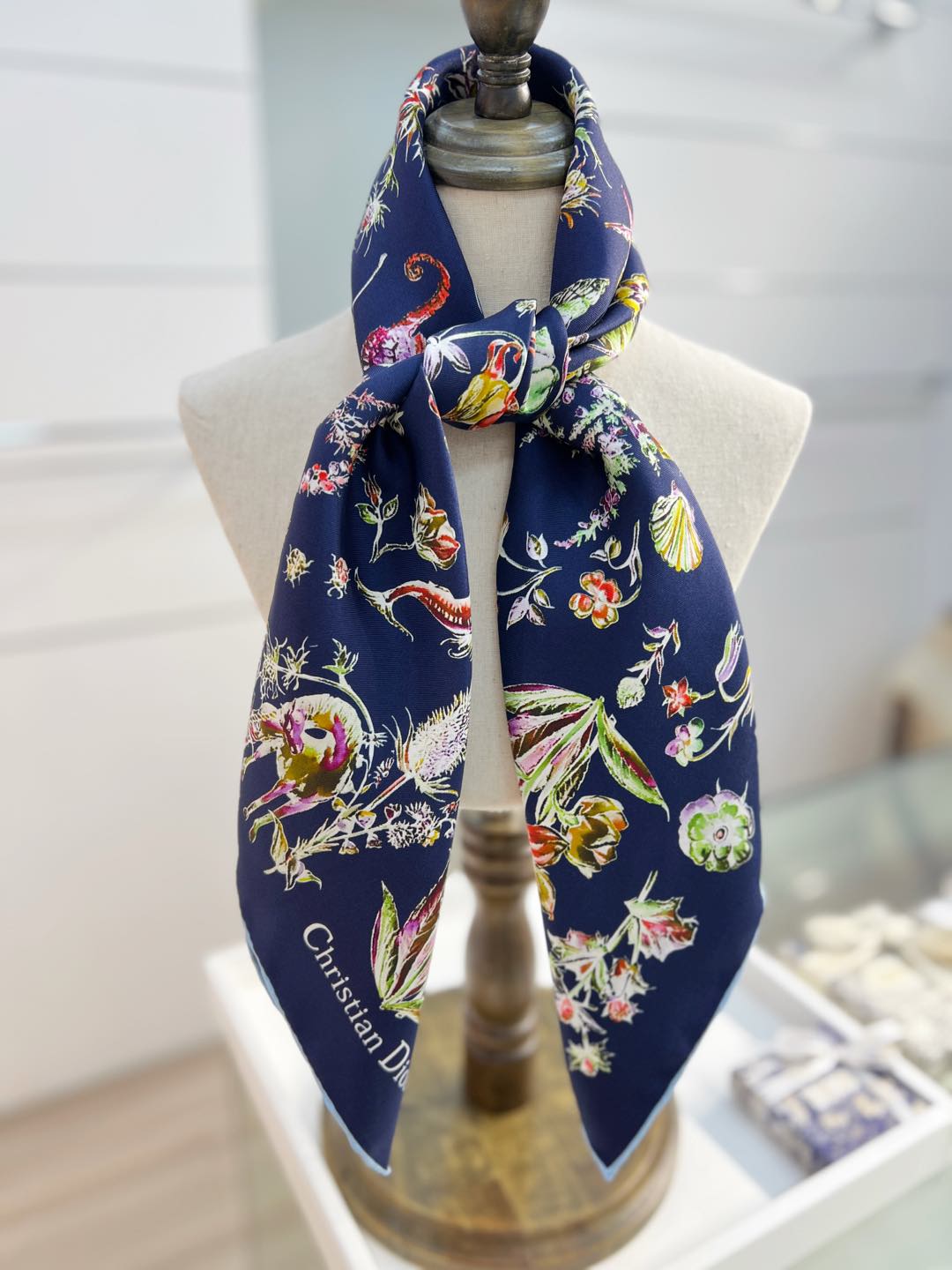 Dior 印花方巾-25早春新品【18mm双面同色】
90 厘米黑色桑蚕丝斜纹面料多色 Dior Cab