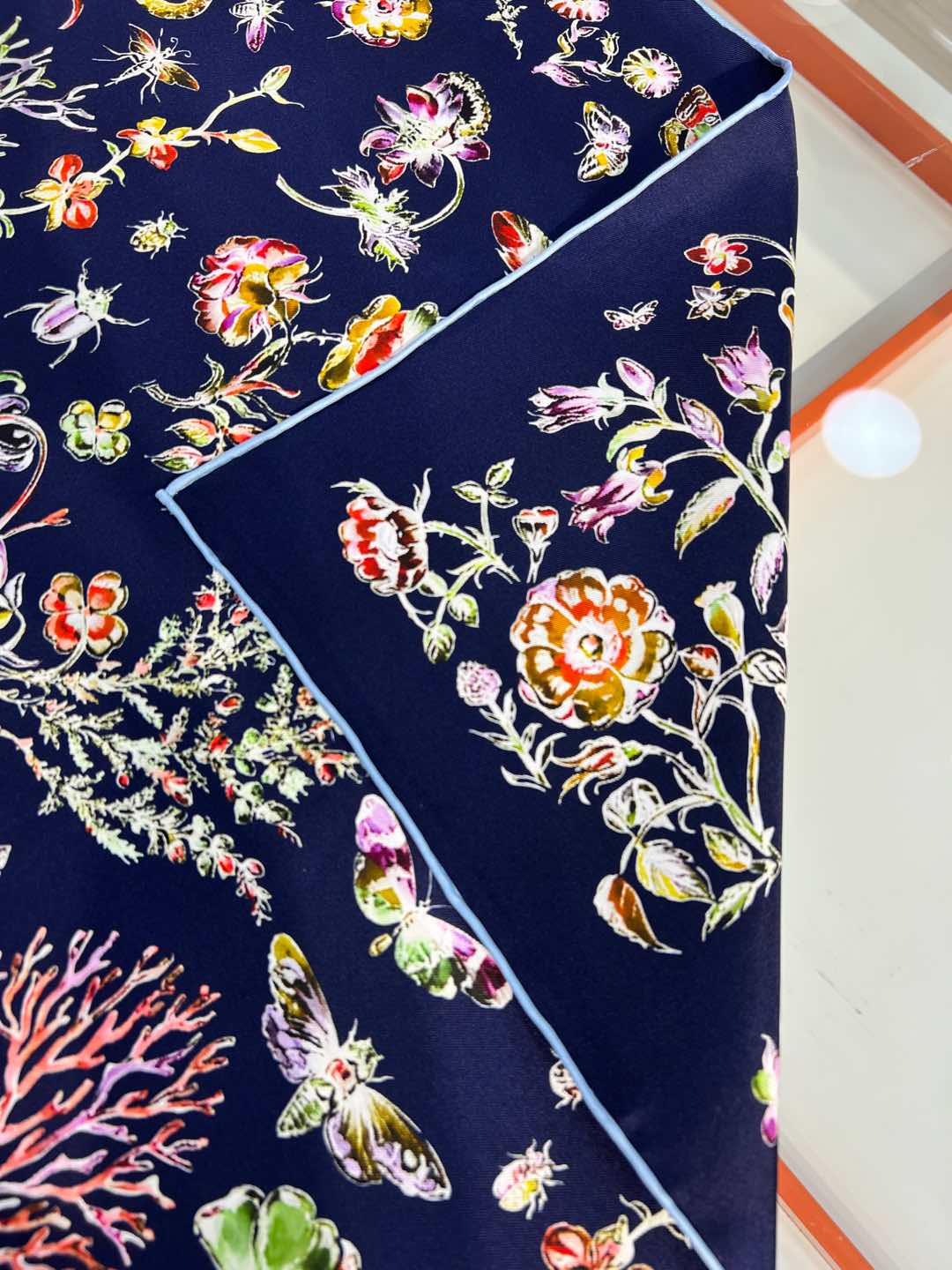 Dior 印花方巾-25早春新品【18mm双面同色】
90 厘米黑色桑蚕丝斜纹面料多色 Dior Cab