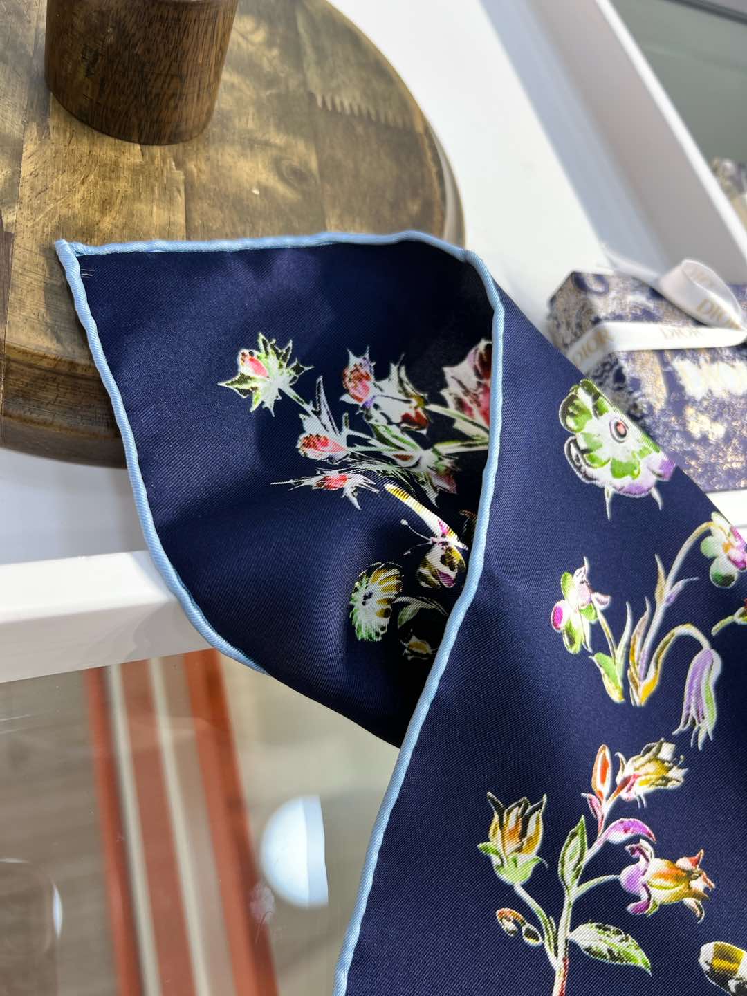 Dior 印花方巾-25早春新品【18mm双面同色】
90 厘米黑色桑蚕丝斜纹面料多色 Dior Cab