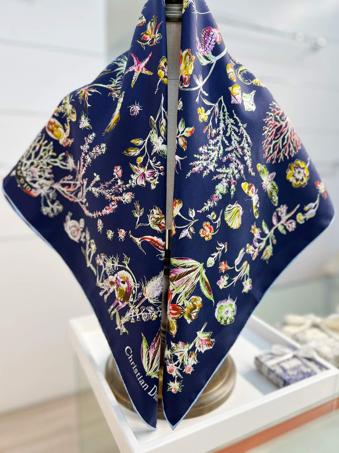 Dior 印花方巾-25早春新品【18mm双面同色】
90 厘米黑色桑蚕丝斜纹面料多色 Dior Cab