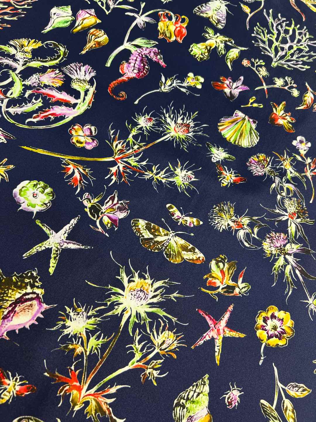 Dior 印花方巾-25早春新品【18mm双面同色】
90 厘米黑色桑蚕丝斜纹面料多色 Dior Cab