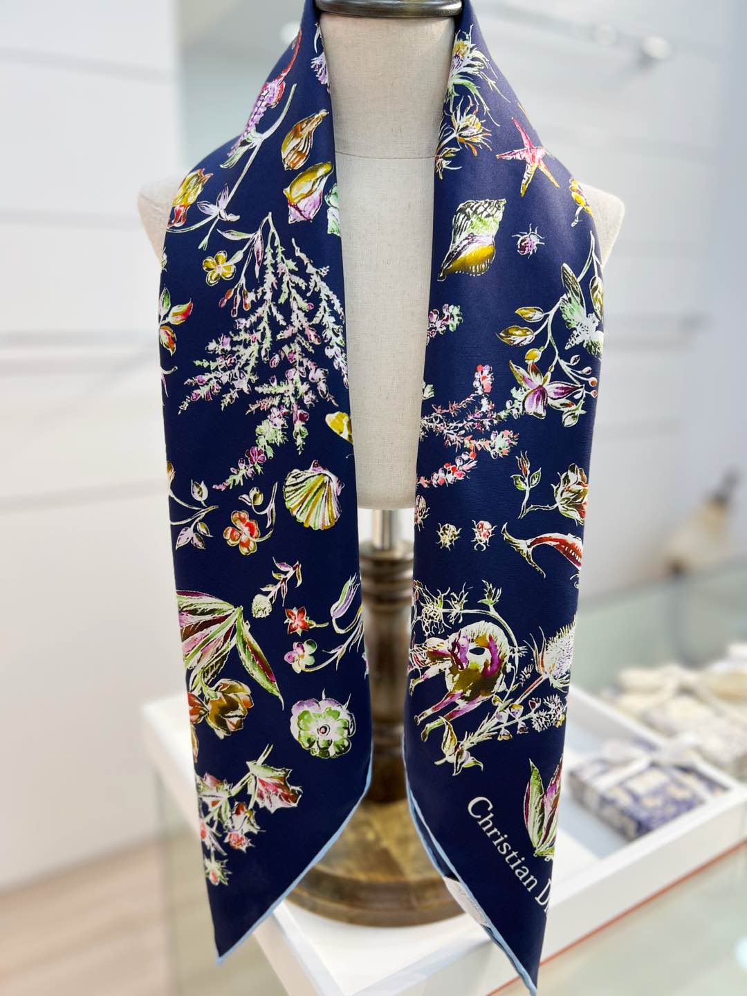 Dior 印花方巾-25早春新品【18mm双面同色】
90 厘米黑色桑蚕丝斜纹面料多色 Dior Cab