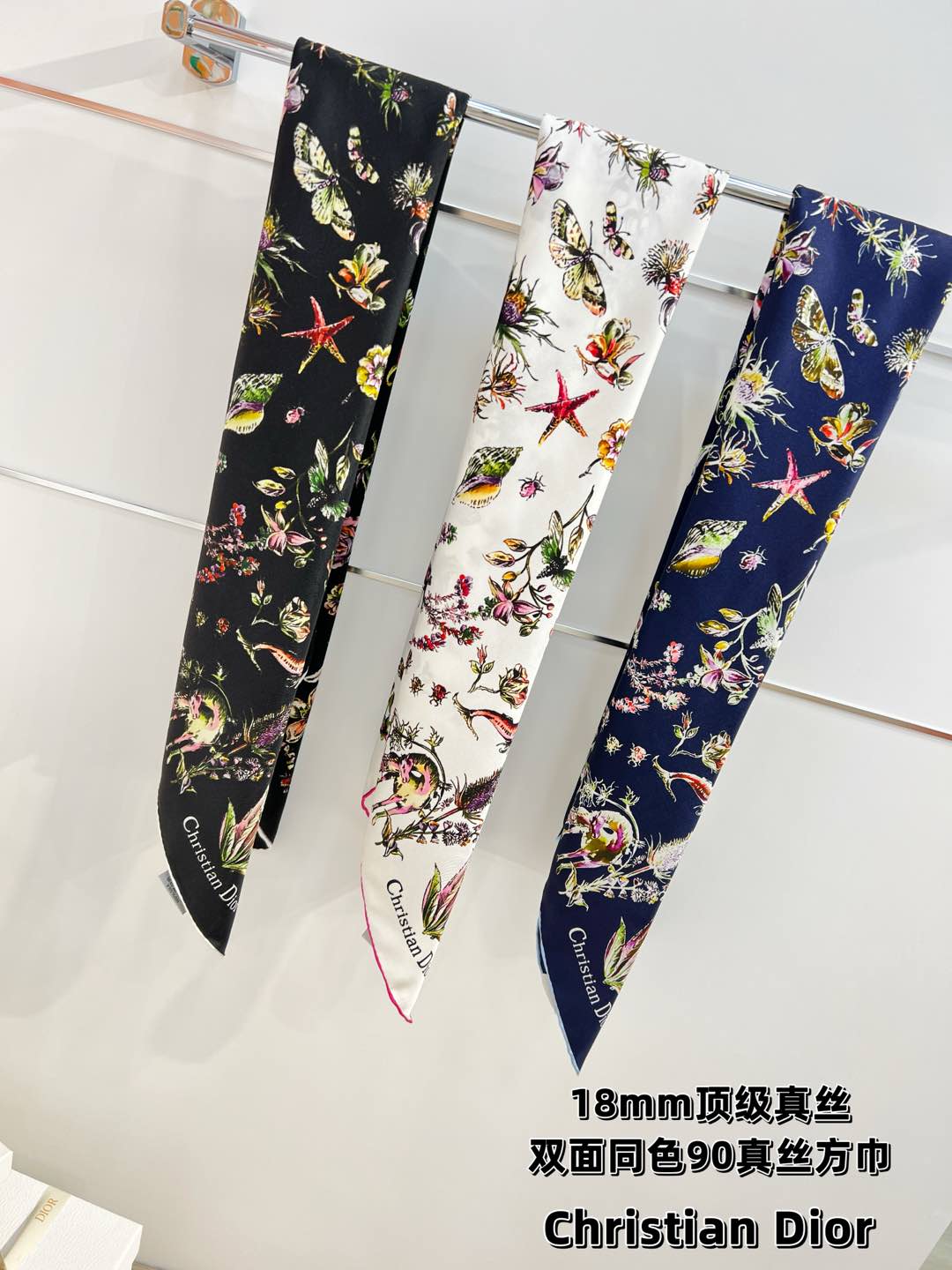 Dior 印花方巾-25早春新品【18mm双面同色】
90 厘米黑色桑蚕丝斜纹面料多色 Dior Cab