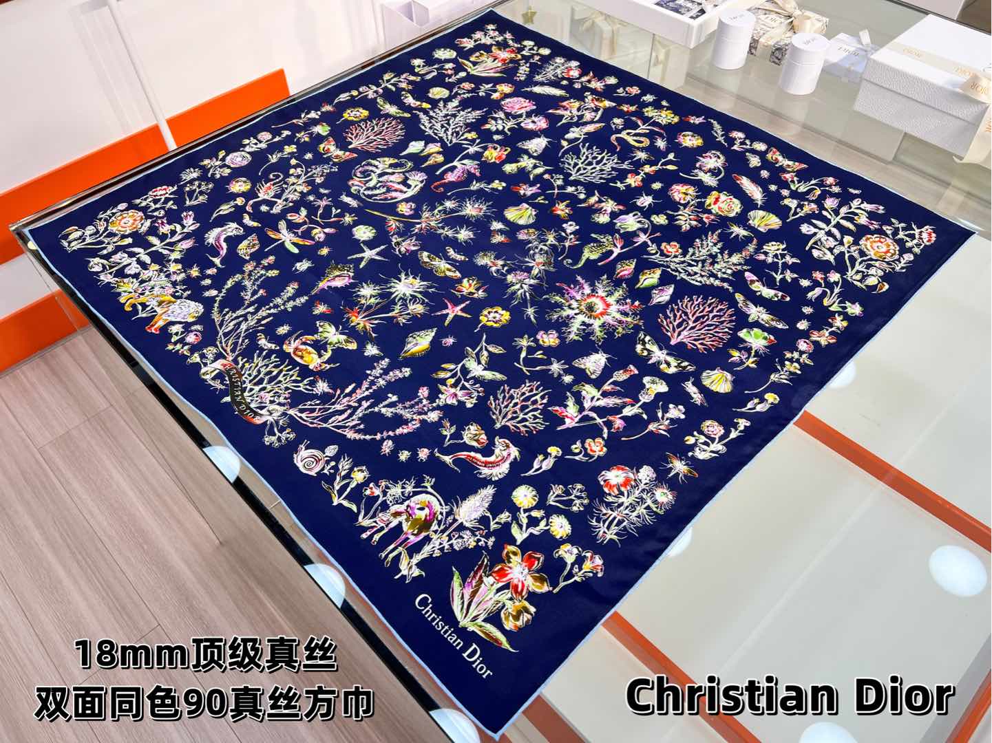 Dior 印花方巾-25早春新品【18mm双面同色】
90 厘米黑色桑蚕丝斜纹面料多色 Dior Cab